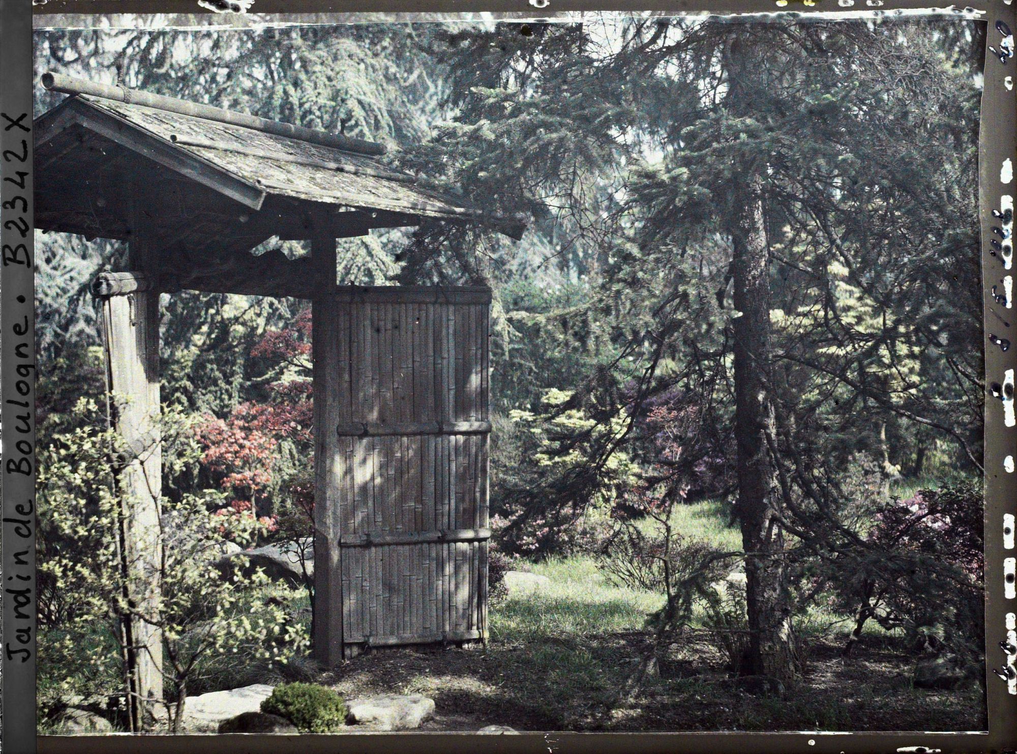 Image représentant Porte du " village japonais " dans un écrin de verdure situé à la limite du " sanctuaire japonais "