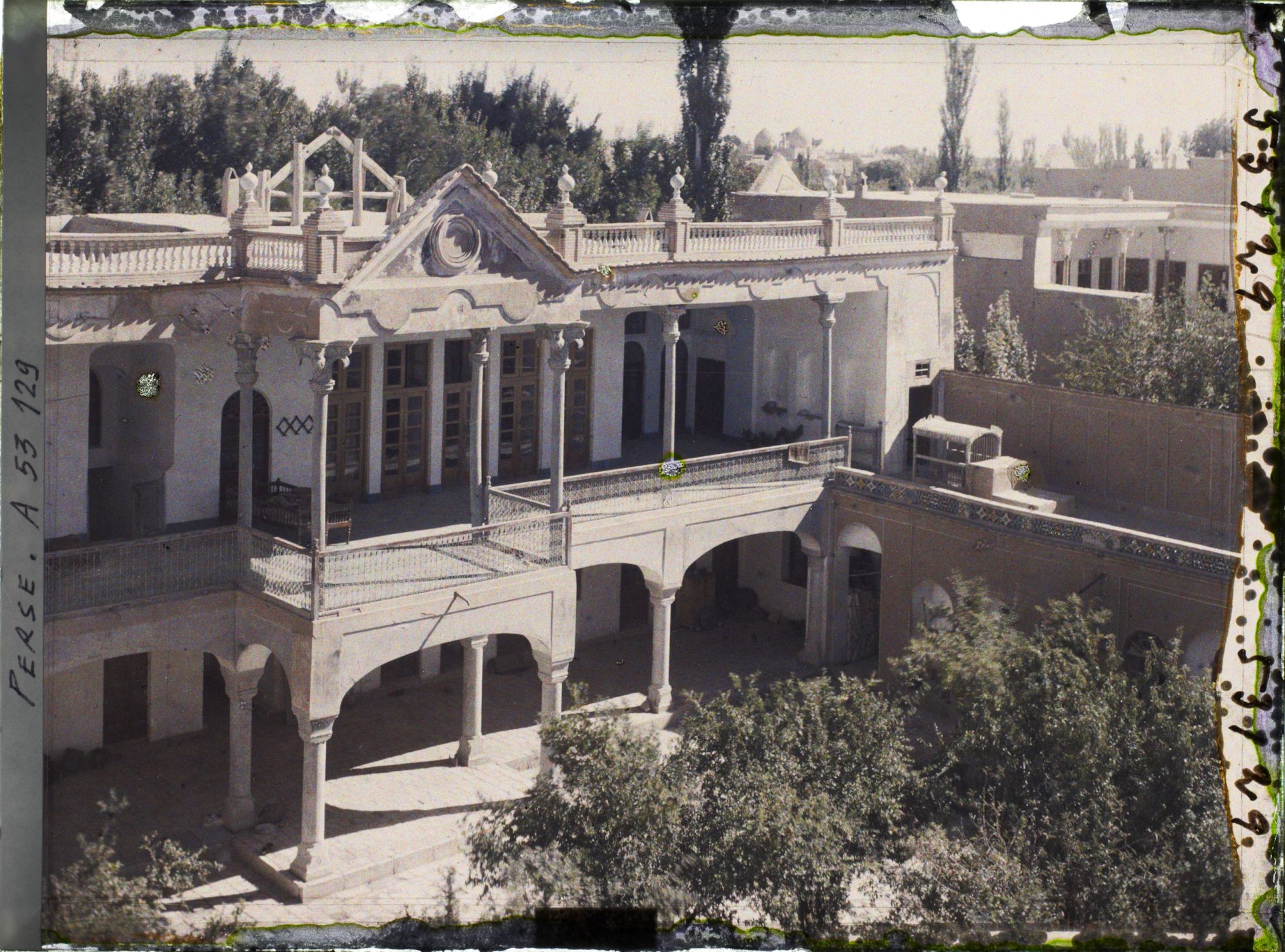 Image représentant Cour et façade intérieure d'une riche maison arménienne