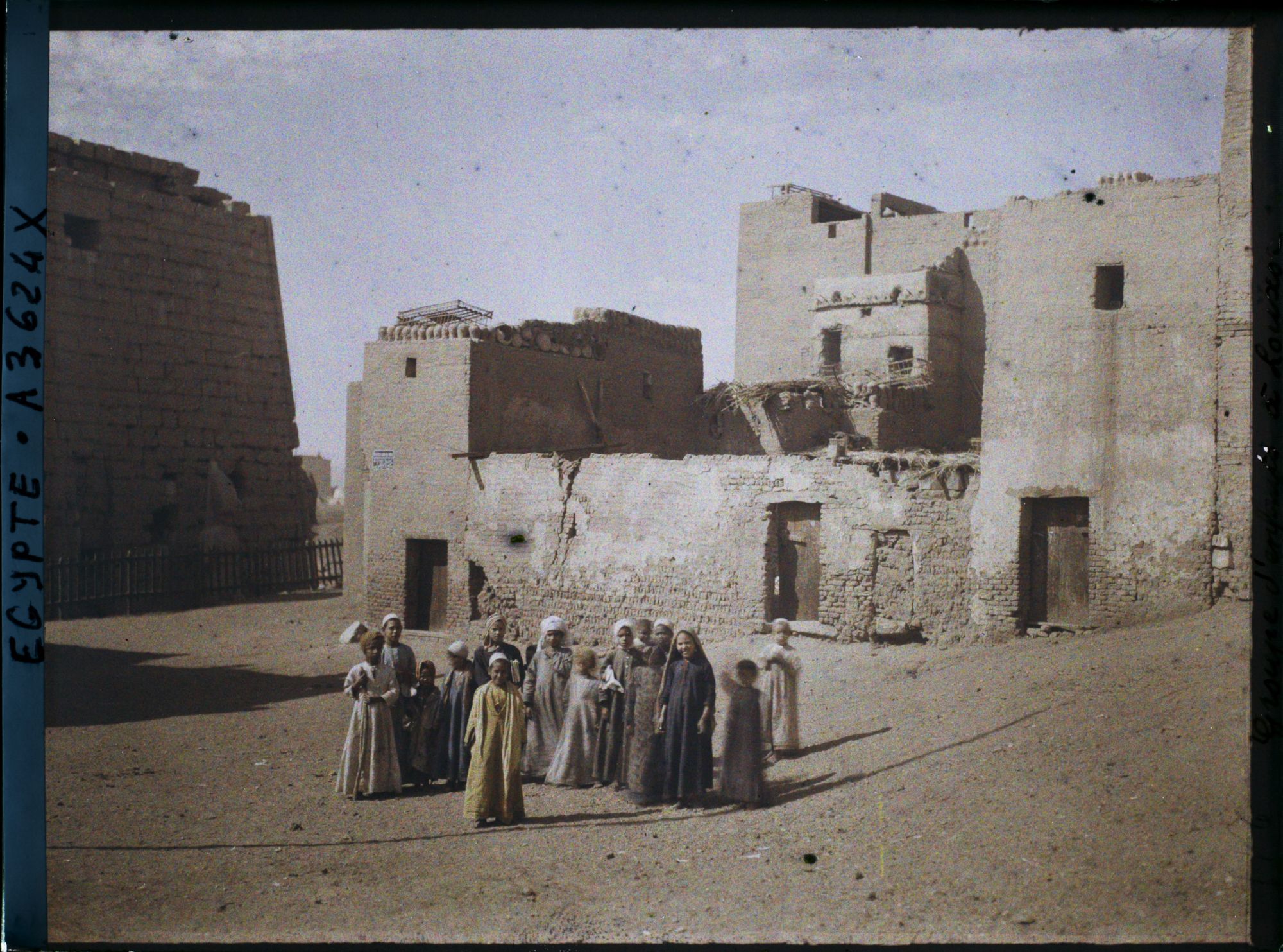Image représentant Groupe d'enfants du village posant pour l'opérateur