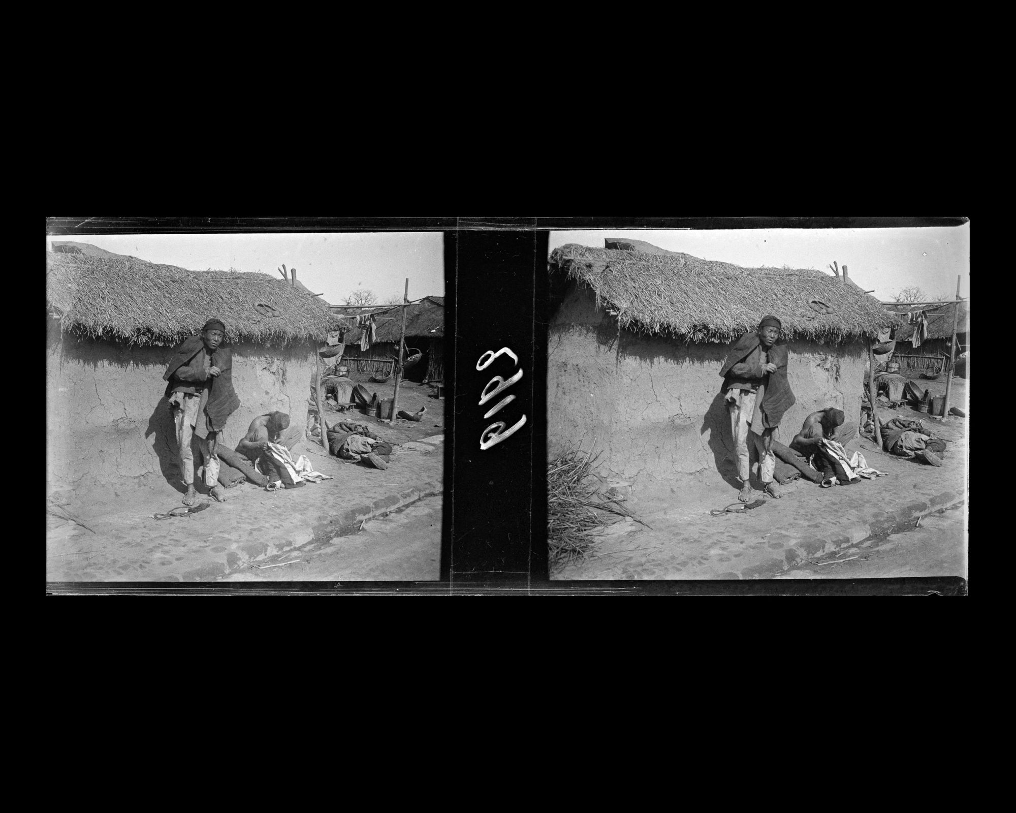 Image représentant Des indigents devant une masure le long de Yifengmen dajie ("avenue de la Porte du Phénix"), actuelle Jianninglu