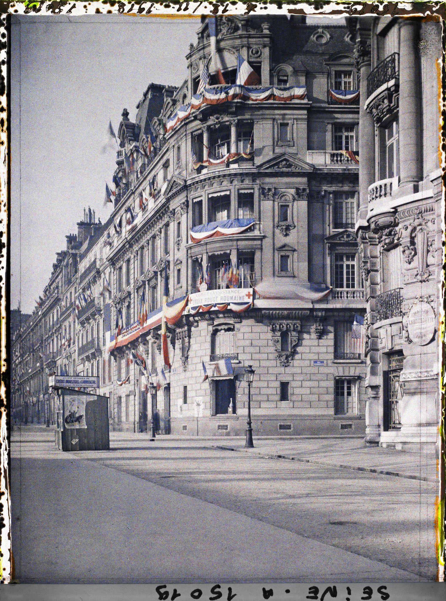 Image représentant Baraque de l'emprunt et pavoisements au 114 avenue des Champs-Elysées (Œuvre des prisonniers de guerre monténégrins et Comité d'assistance à la croix rouge roumaine), à l'angle de la rue Washington