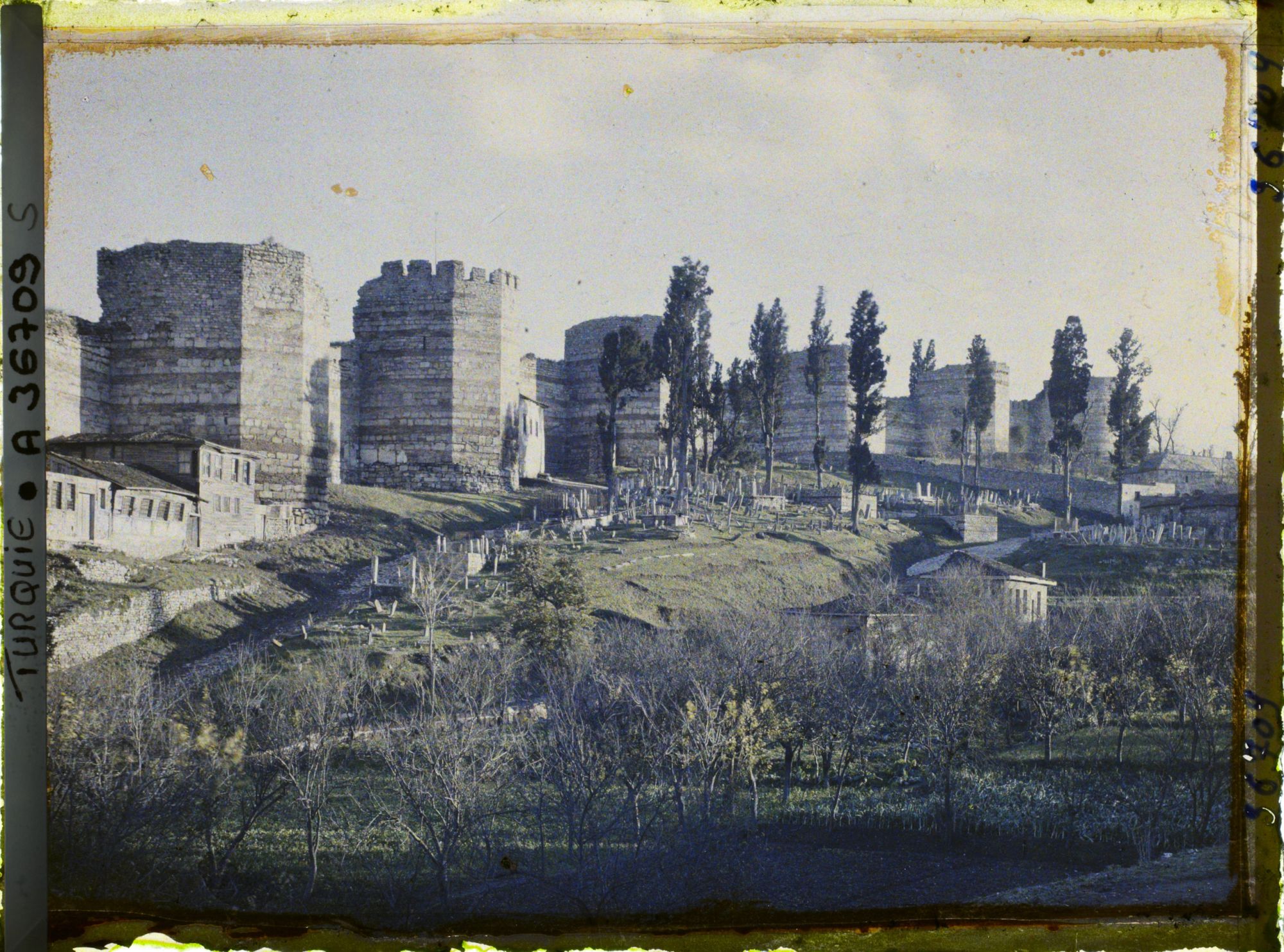 Image représentant Mur de Théodose et cimetière