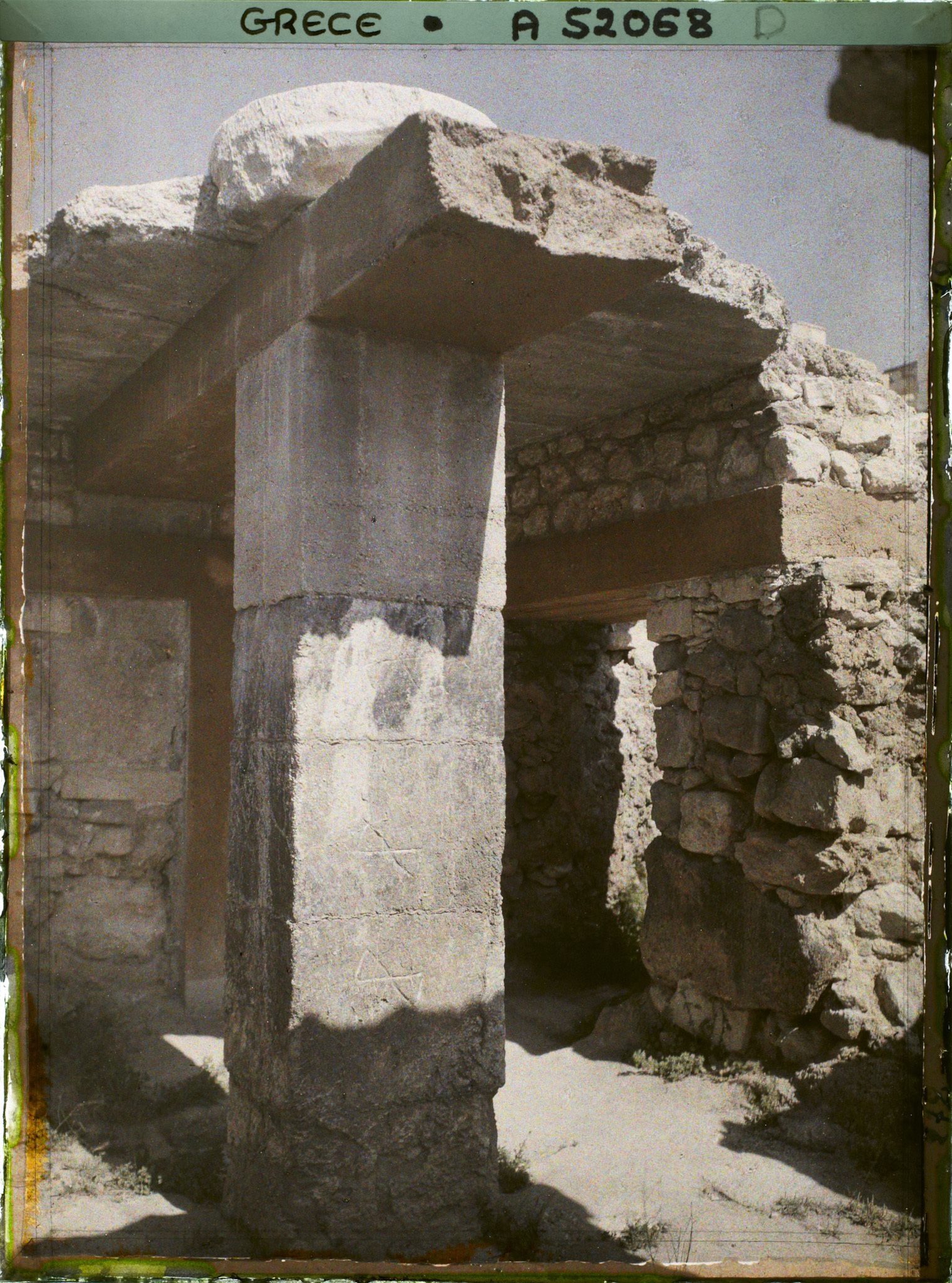 Image représentant Dans l'aile orientale du Palais, sur pilier quadrangulaire d'une crypte du sanctuaire orné des symboles de la double hache