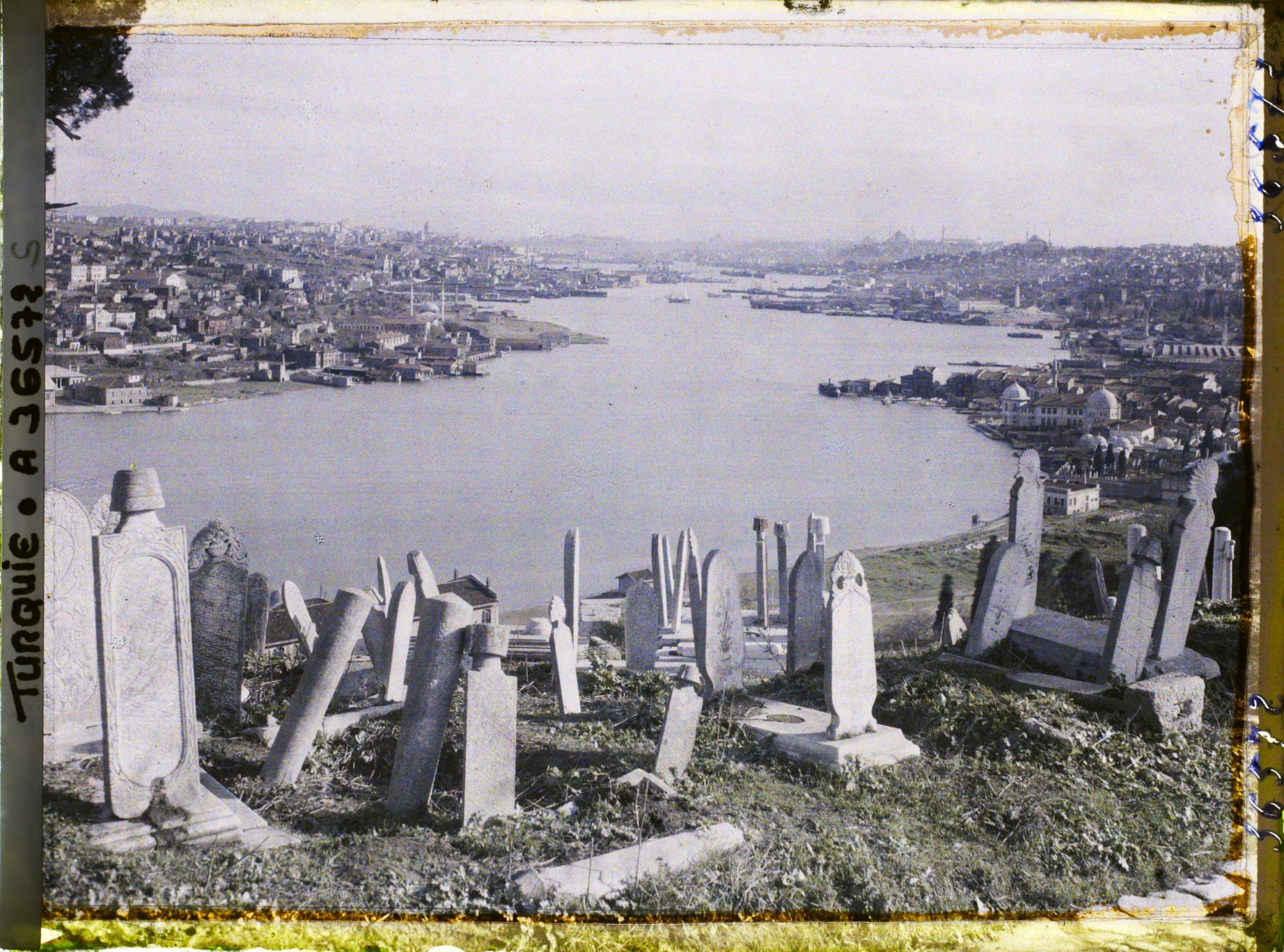 Image représentant Cimetière d'Eyüp et vue panoramique sur la Corne d'Or, Galata et Istanbul