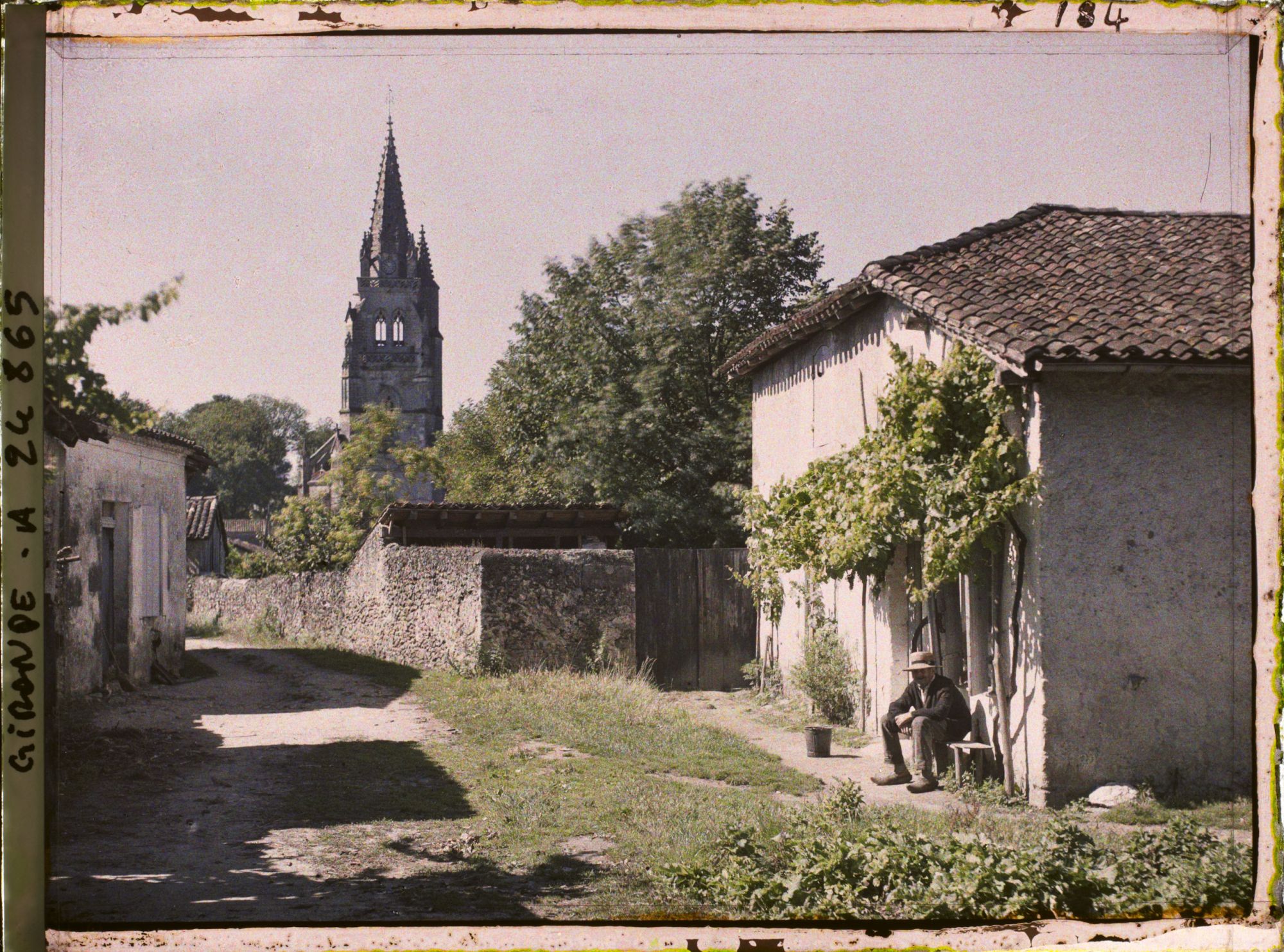 Image représentant La collégiale Notre-Dame vue depuis l'actuelle route de Langon
