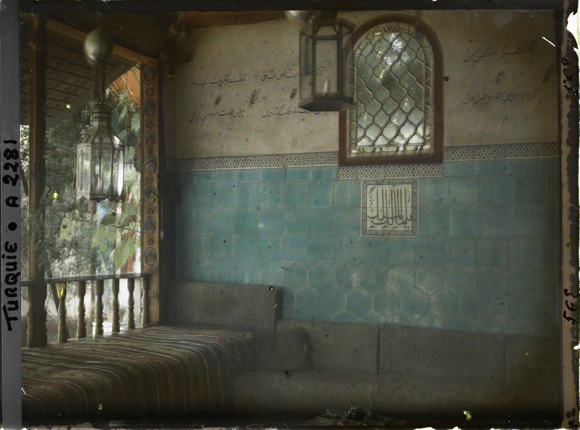 Image représentant Dans le pavillon " arabe et persan " de la propriété du consul de France, Grégoire Bay