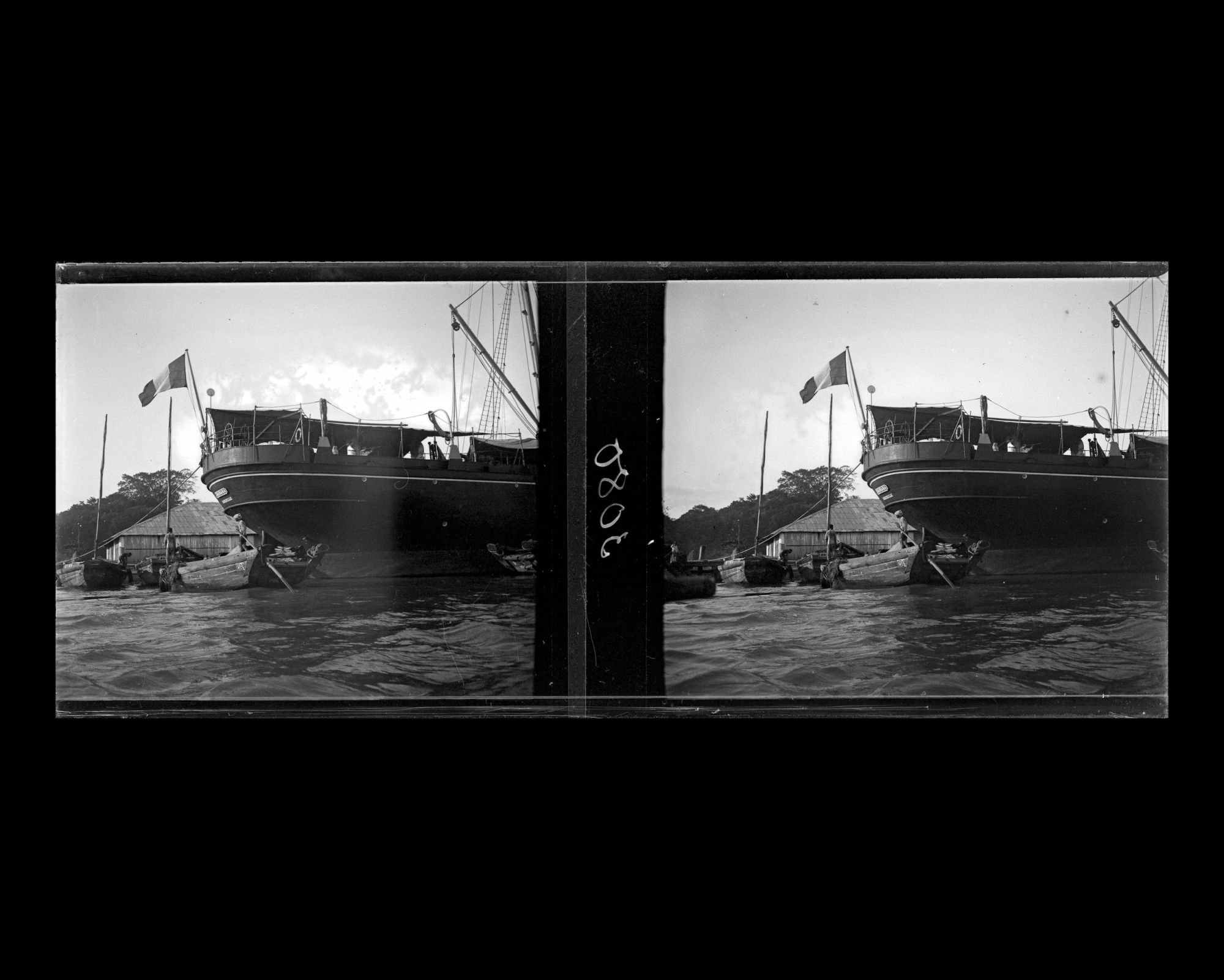 Image représentant Bateau français au mouillage dans le port