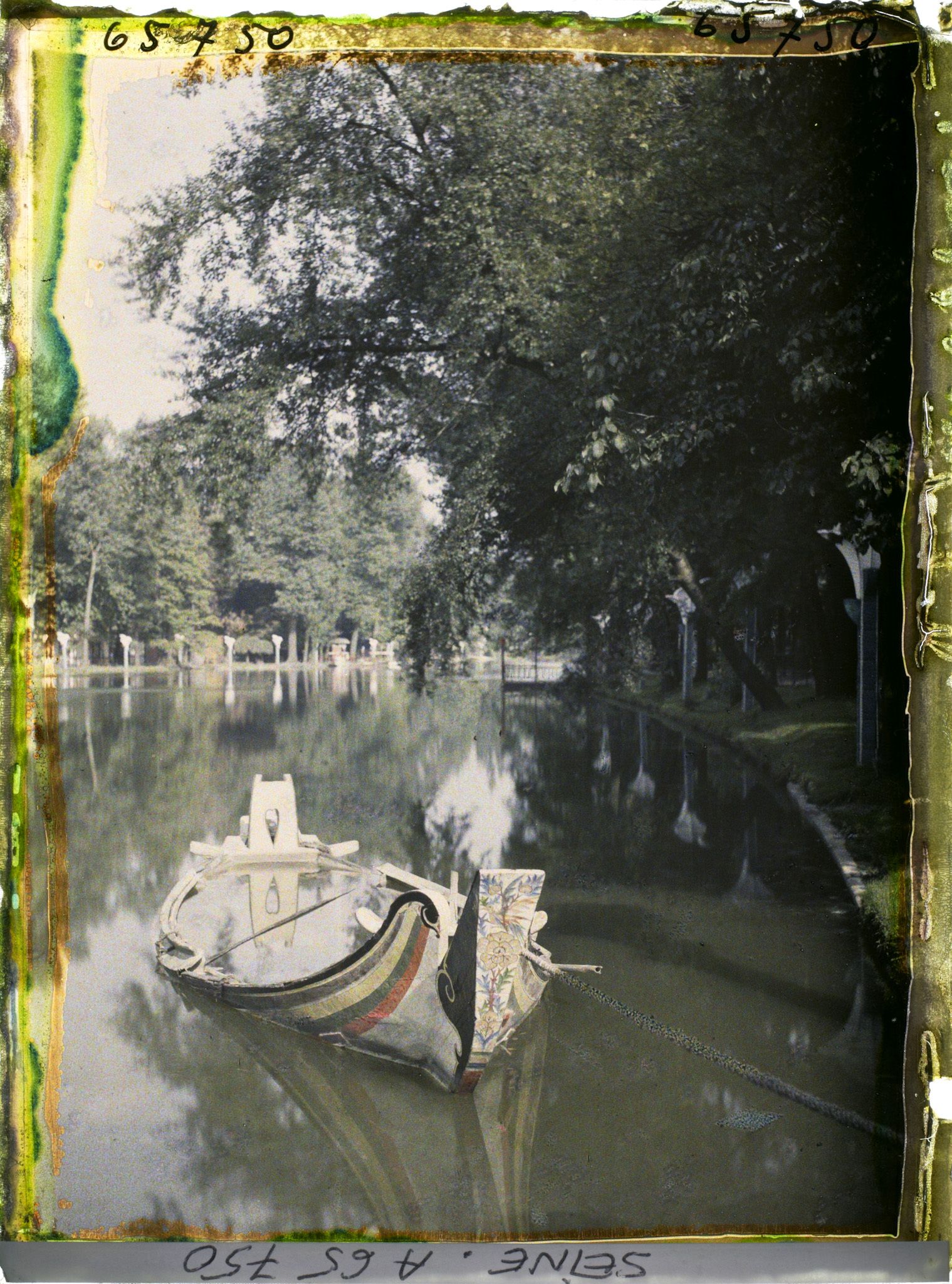Image représentant L'Exposition Coloniale Internationale de 1931, pirogue sur le lac Daumesnil