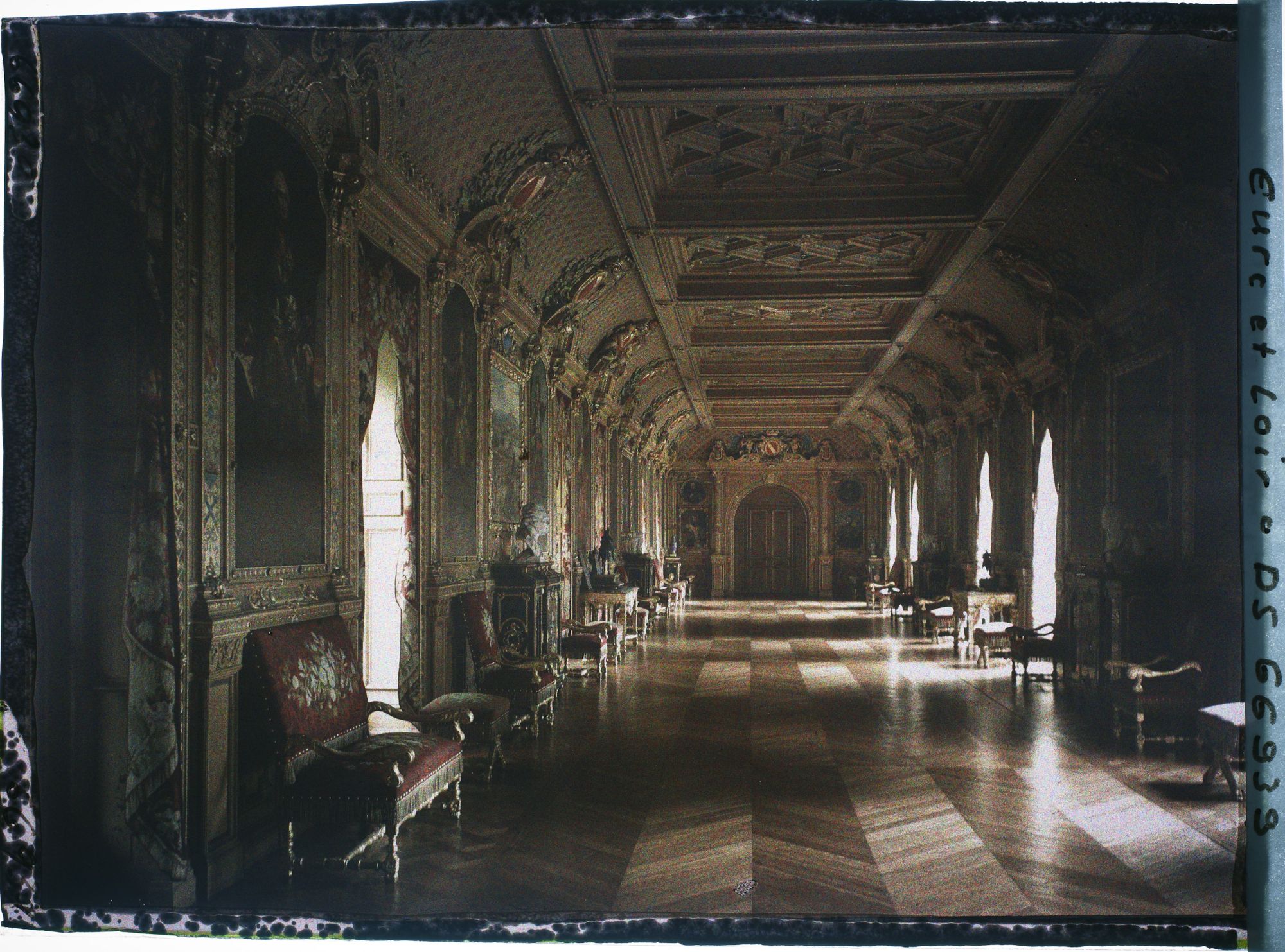 Image représentant La galerie des ancêtres de la famille de Noailles dans l'aile nord-est du chateau