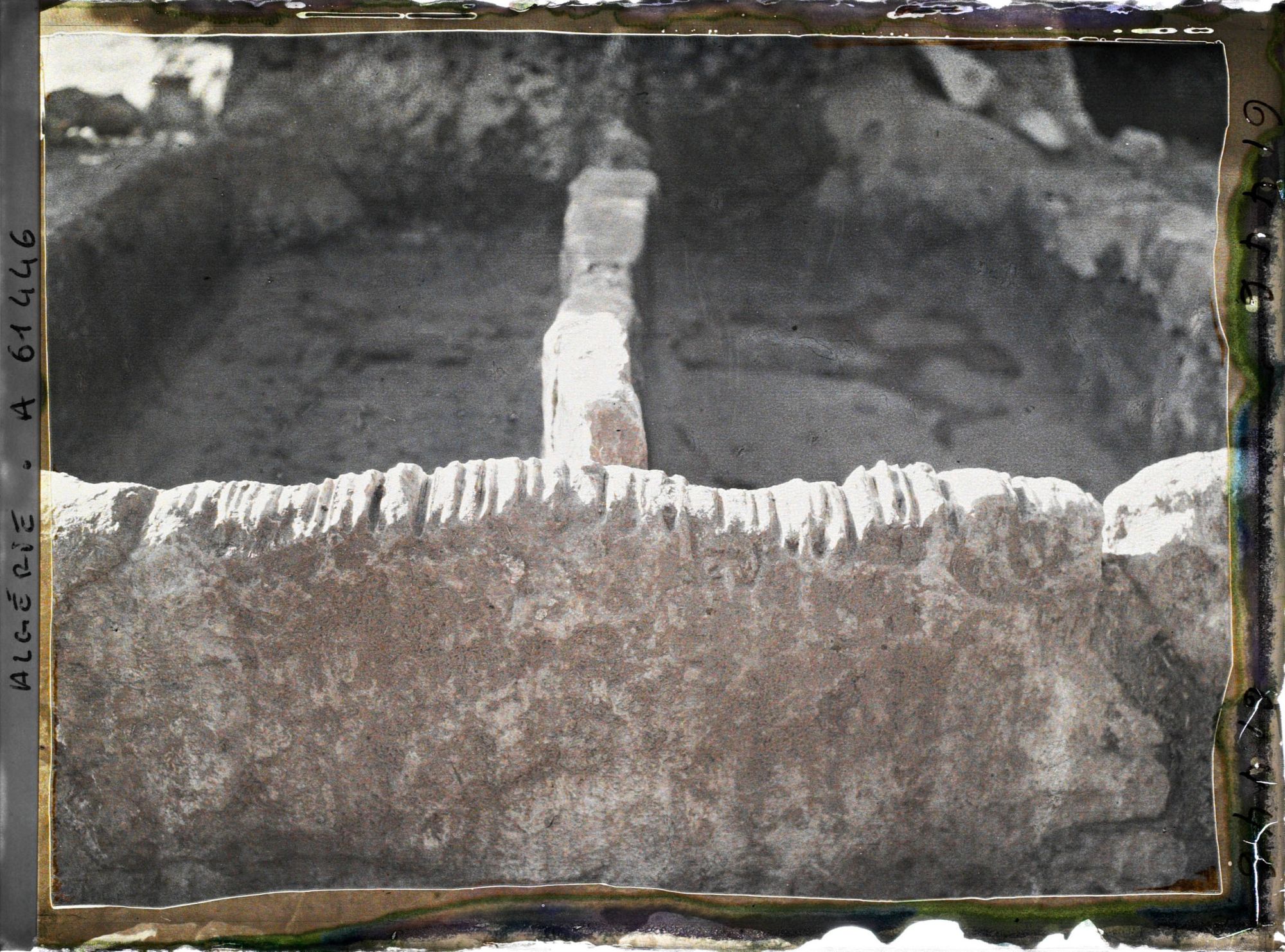 Image représentant La margelle d'un puits entaillée par l'usage