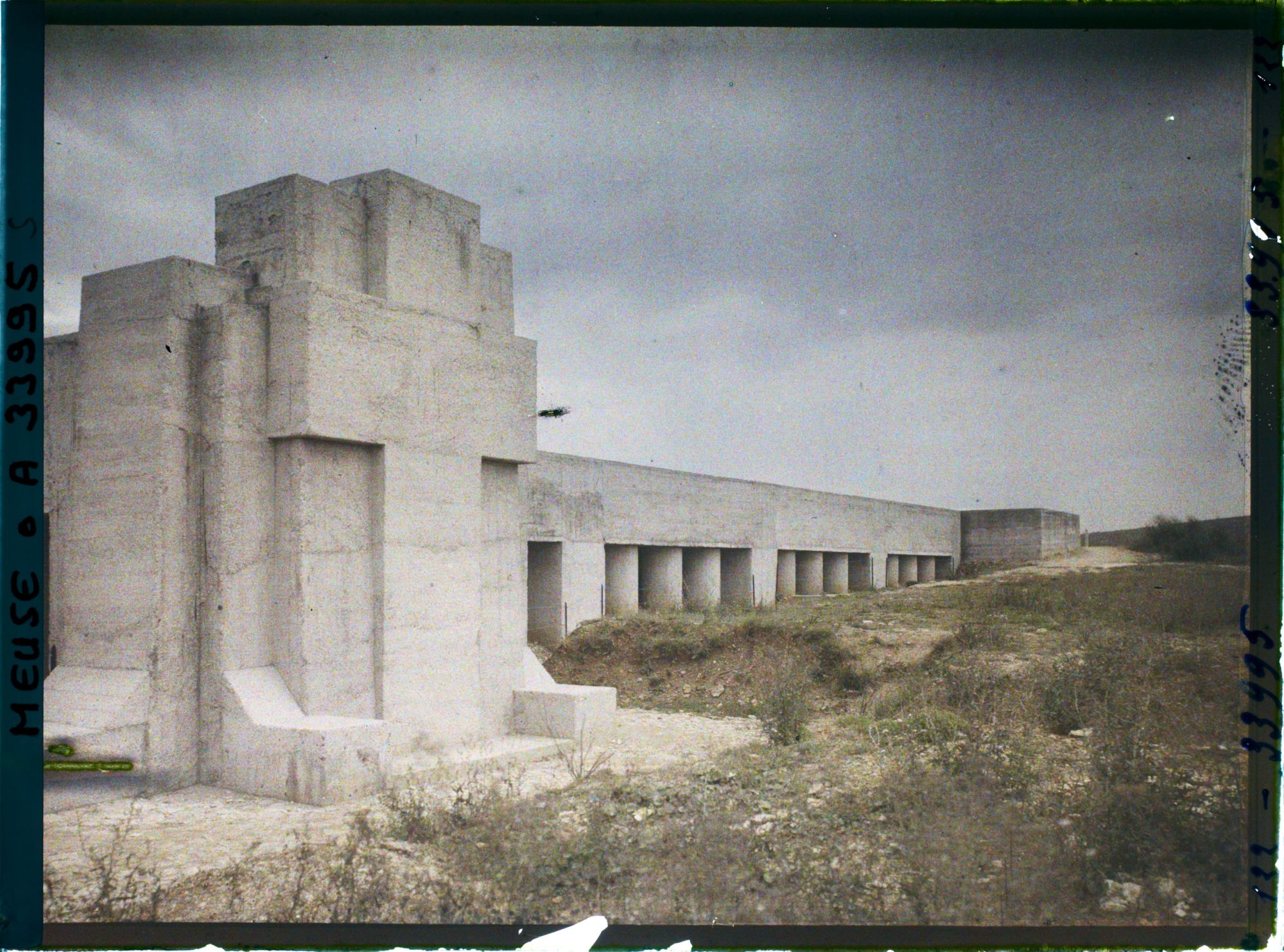 Image représentant France, Douaumont, La tranchée vue de l'extérieur