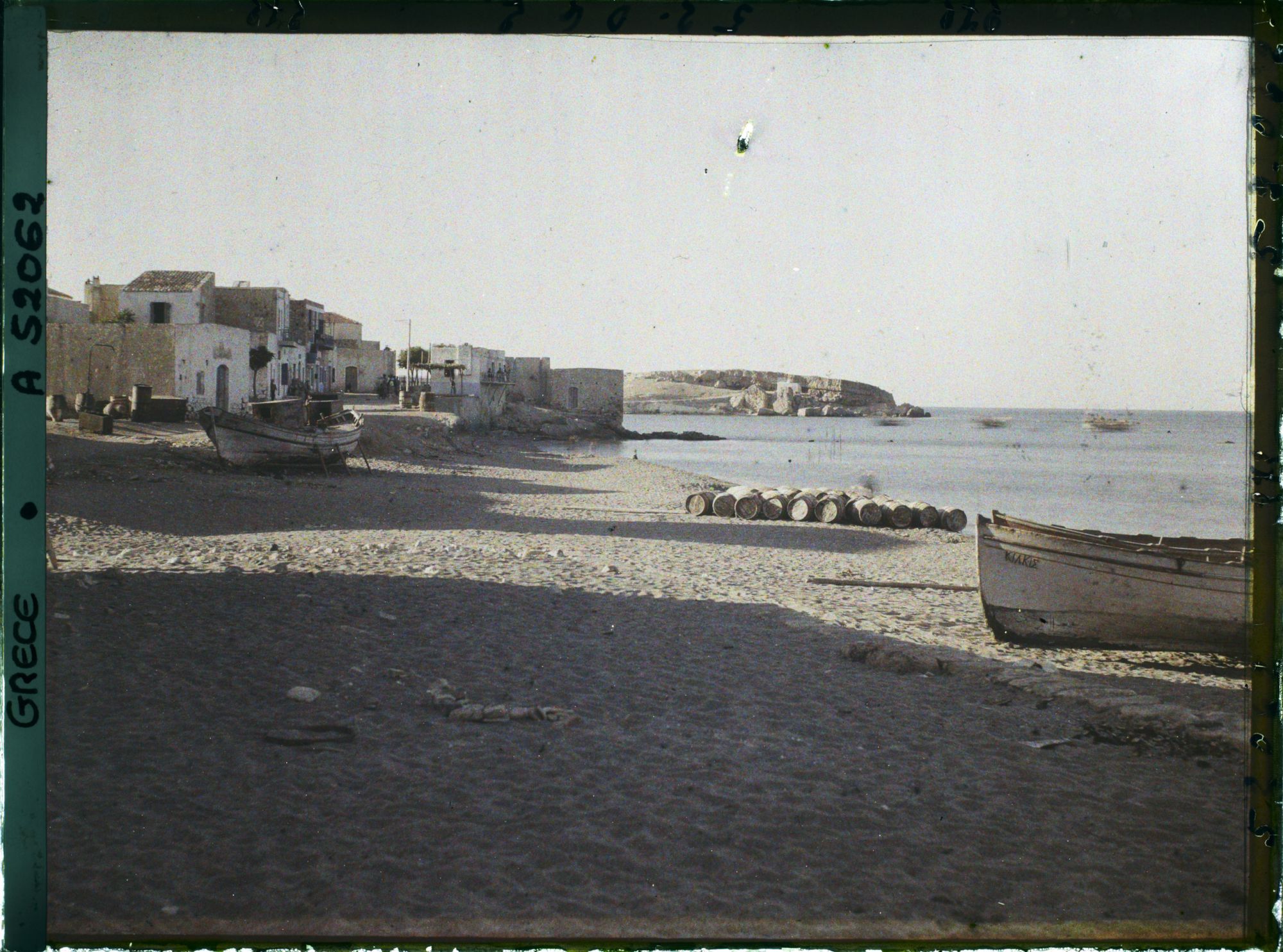 Image représentant Maisons du bord de mer, un bateau sur la plage