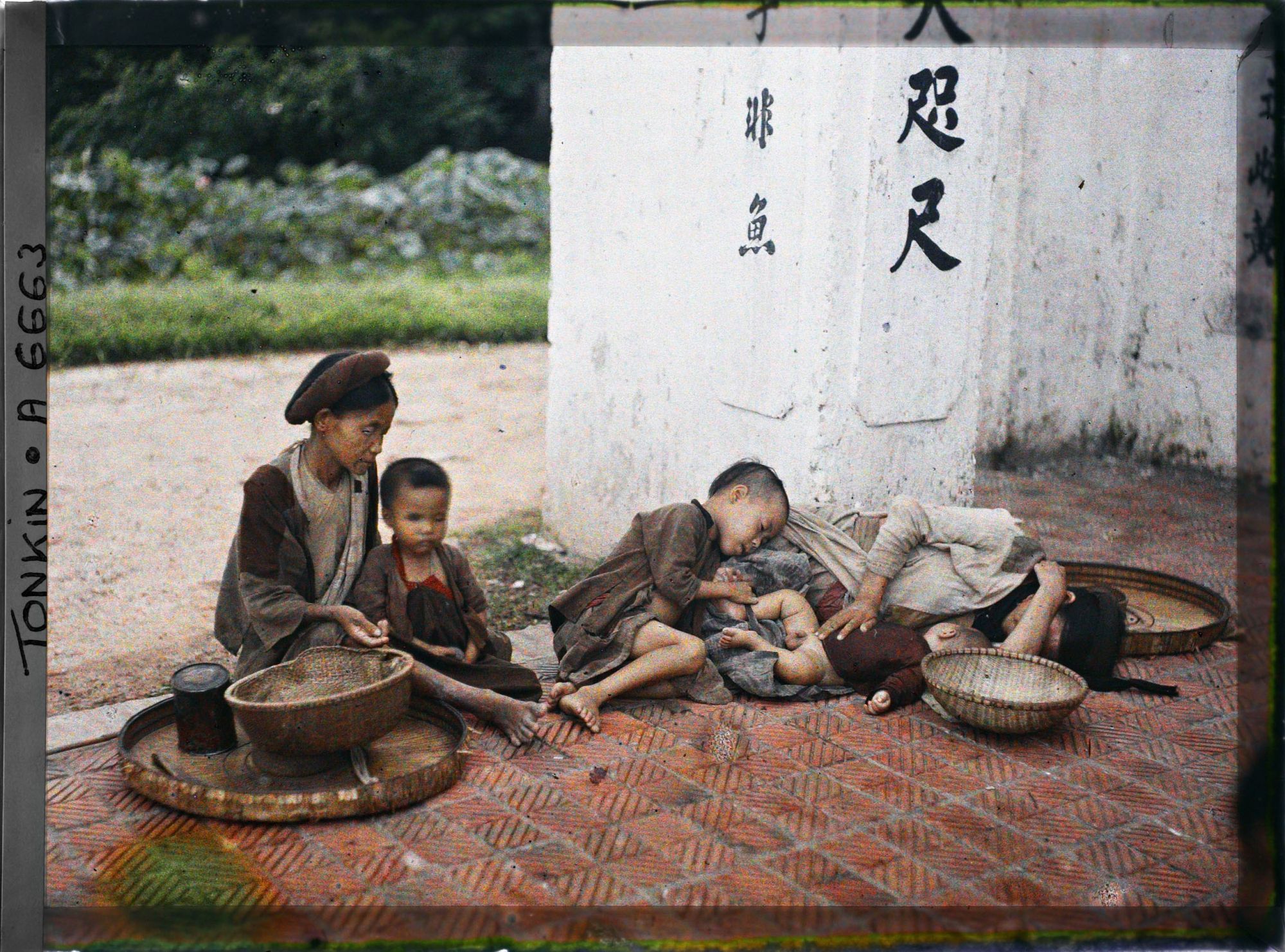 Image représentant Une mendiante et ses enfants au temple Ngoc-so'n (appelé par les Européens " Pagode des Pinceaux ")