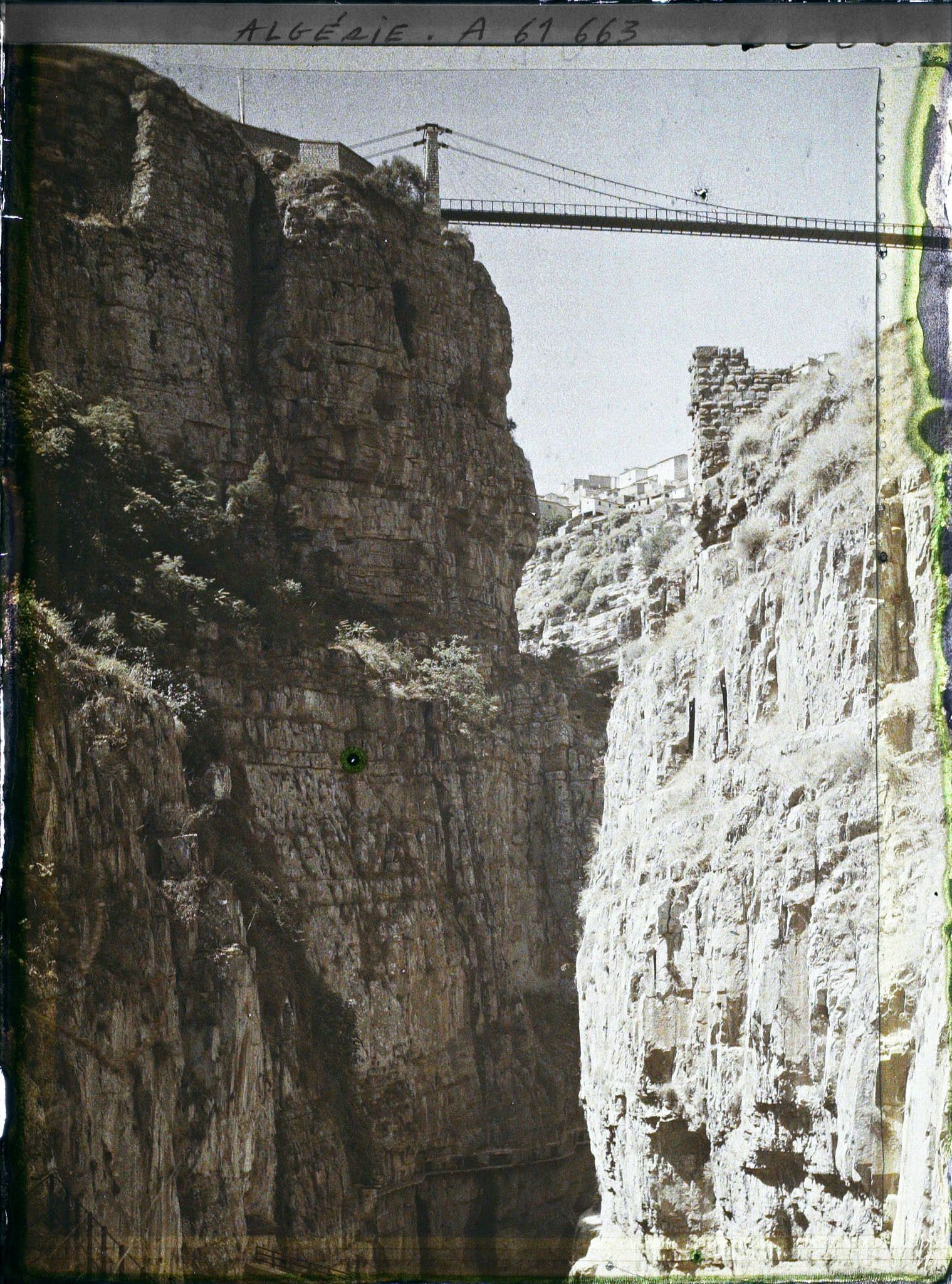 Image représentant Algérie, Constantine, Au fond des gorges, Vue vers la passerelle de la Médersa