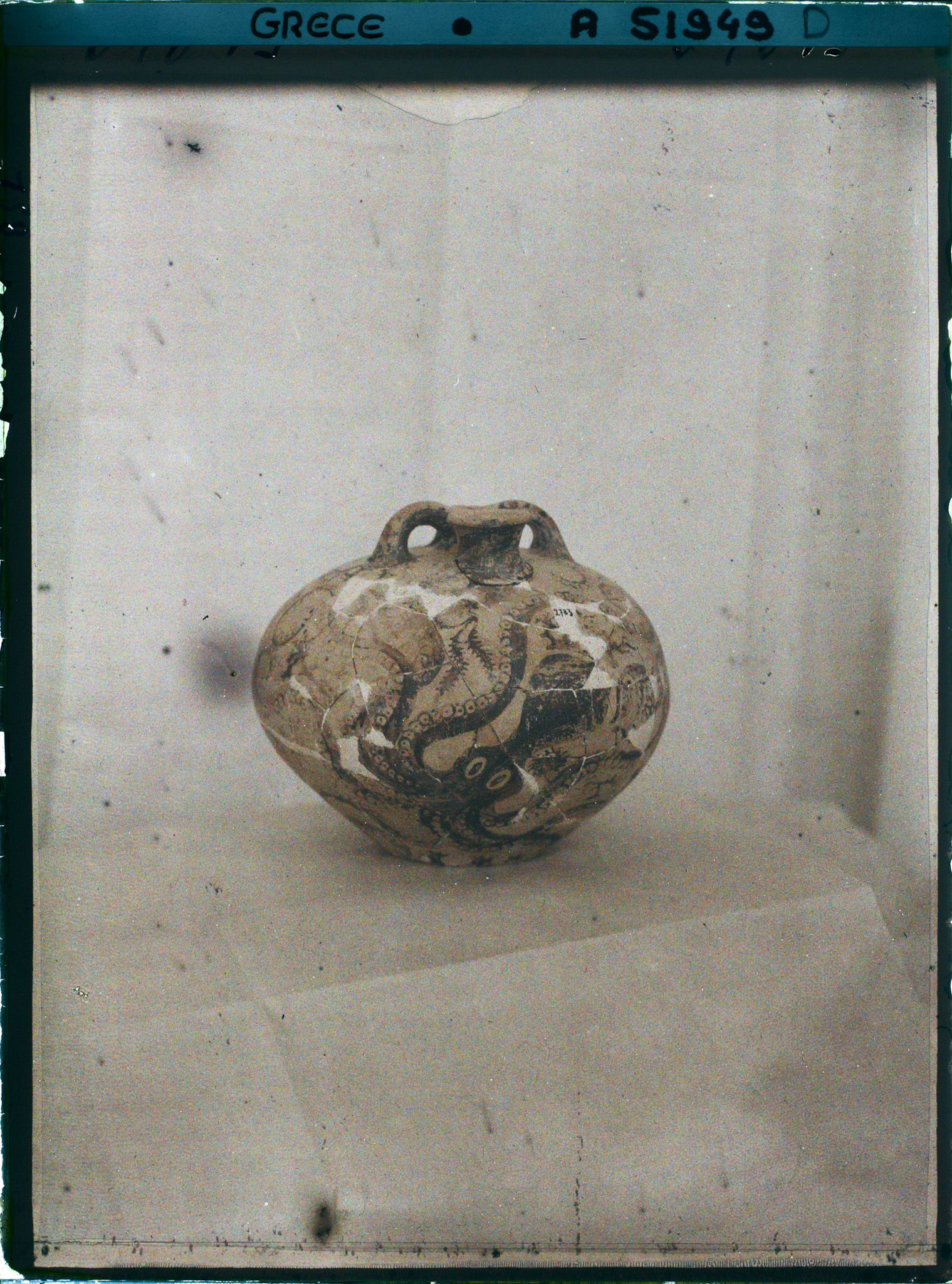 Image représentant Musée archéologique - Vase rond à petit col en terre cuite, orné d'un poulpe peint en noir, provenant de Gournia