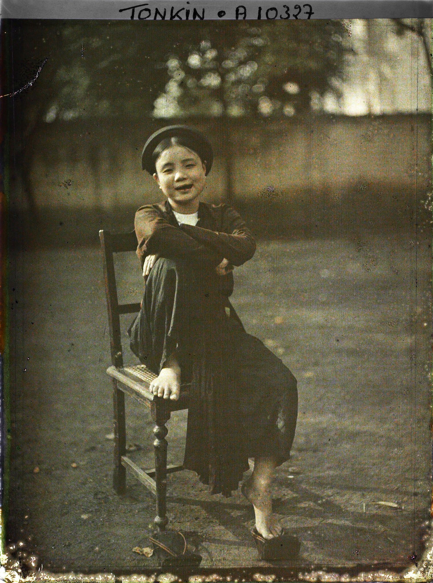 Image représentant Une jeune fille, les dents laquées de noir