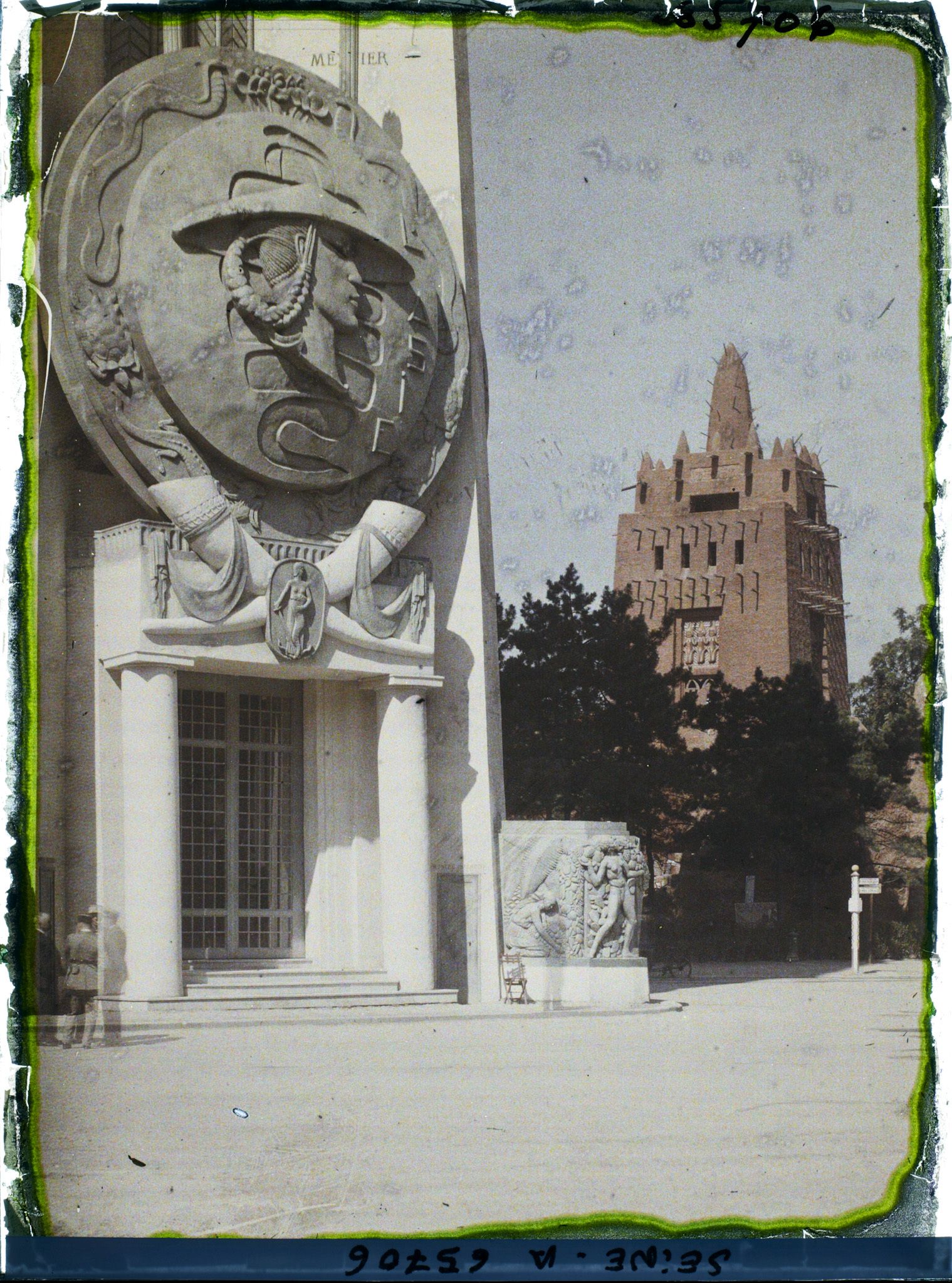 Image représentant L'Exposition Coloniale Internationale de 1931, l'entrée du pavillon des Forces d'Outre-mer et le pavillon de l'AOF