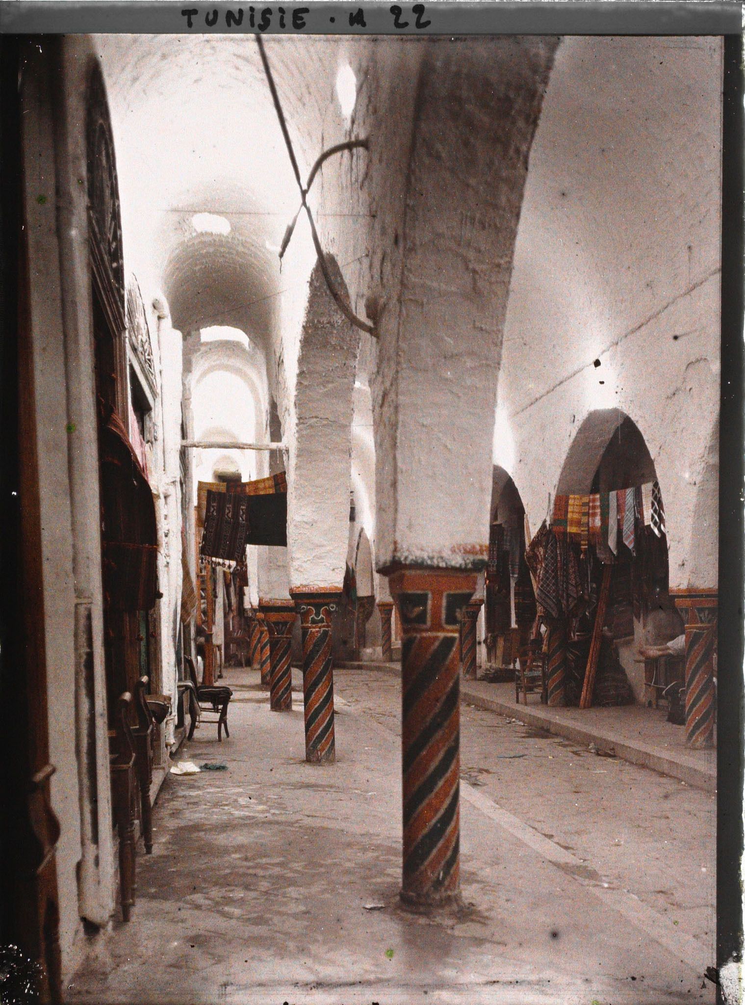 Image représentant Le souk des Étoffes (Souk-el-Koumach) dans la médina