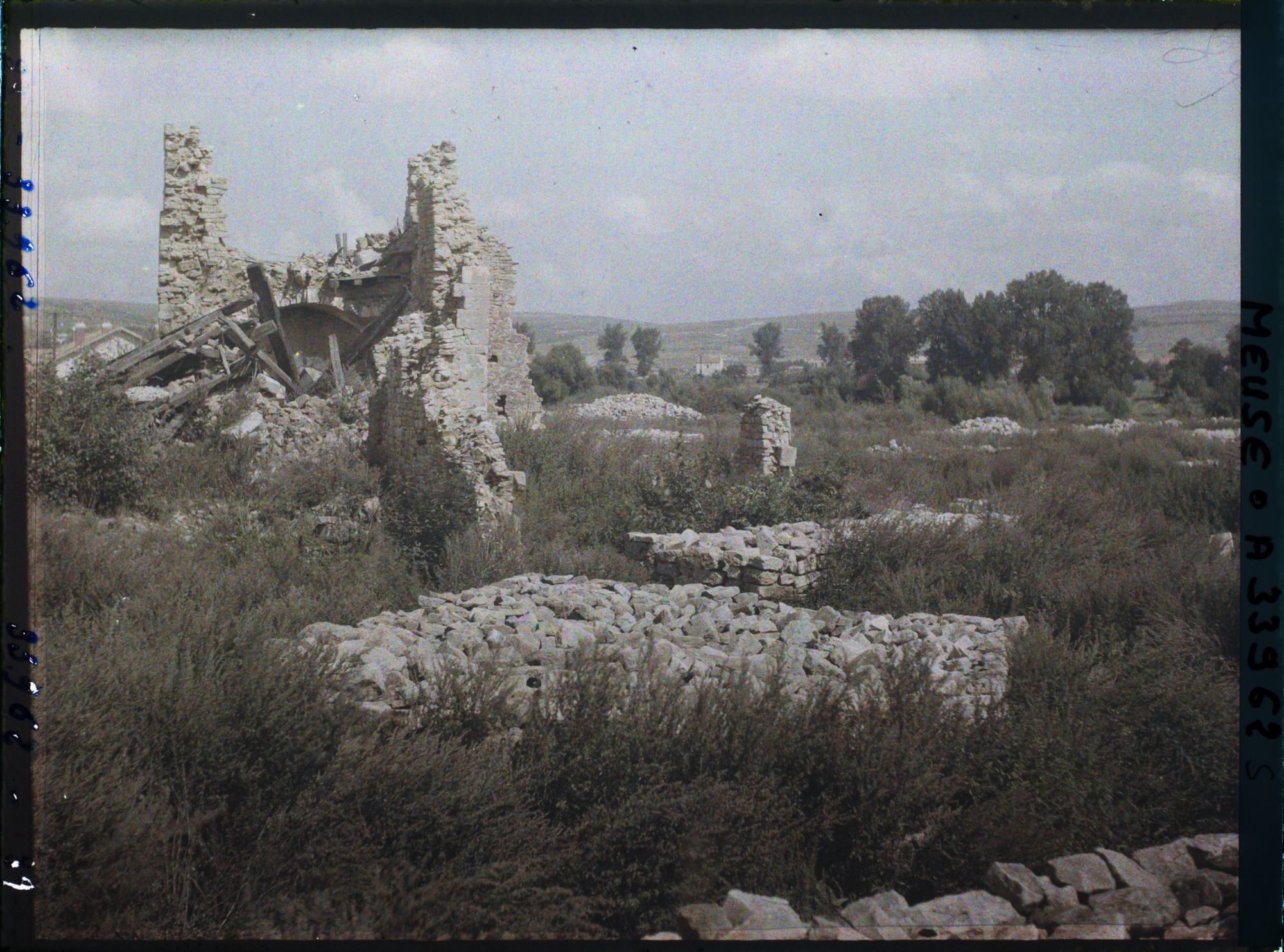 Image représentant France, Charny, Les ruines de l'Eglise, vue prise vers la Meuse