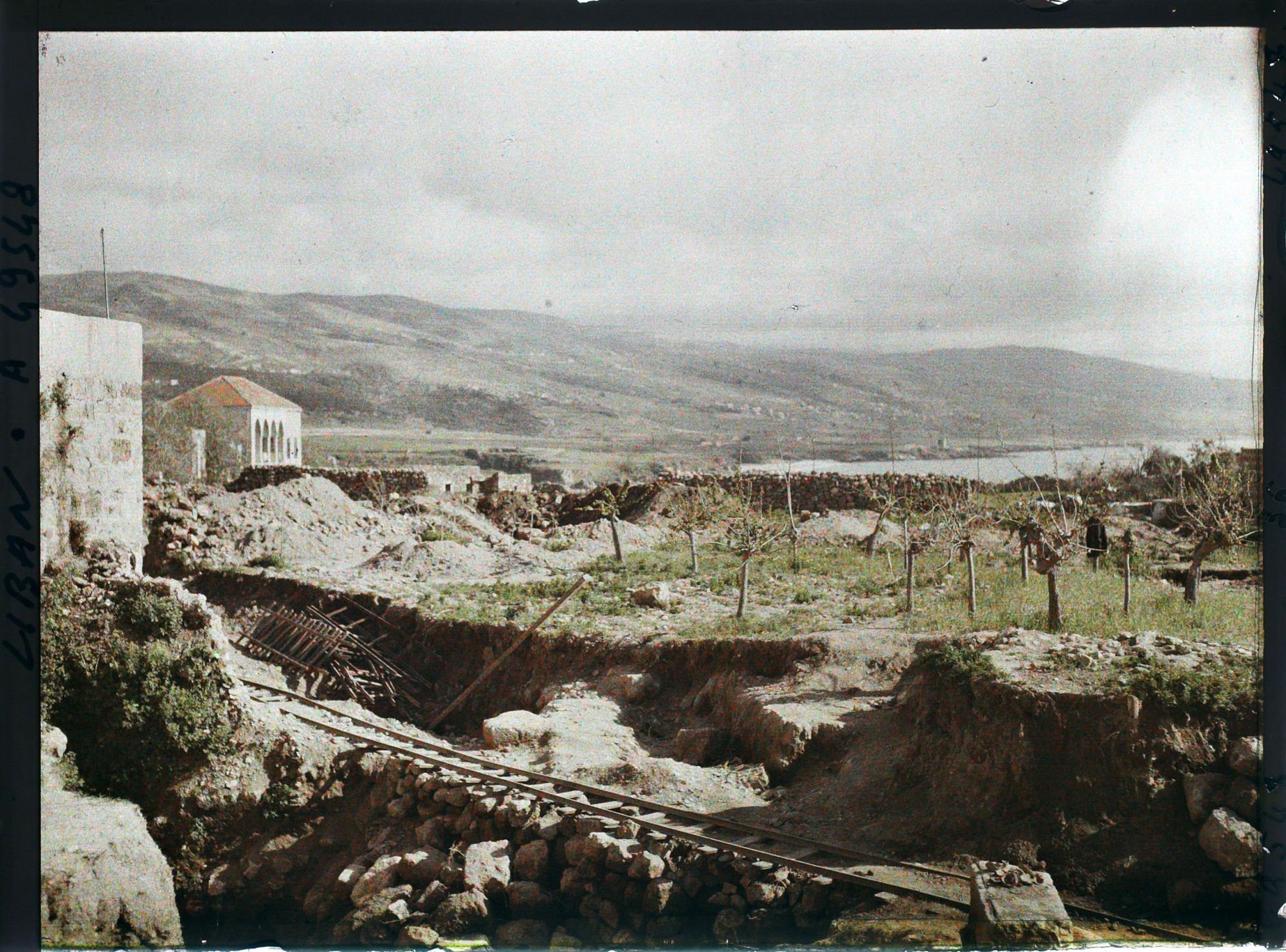 Image représentant Une probable zone de fouilles en direction de la mer au sud-est