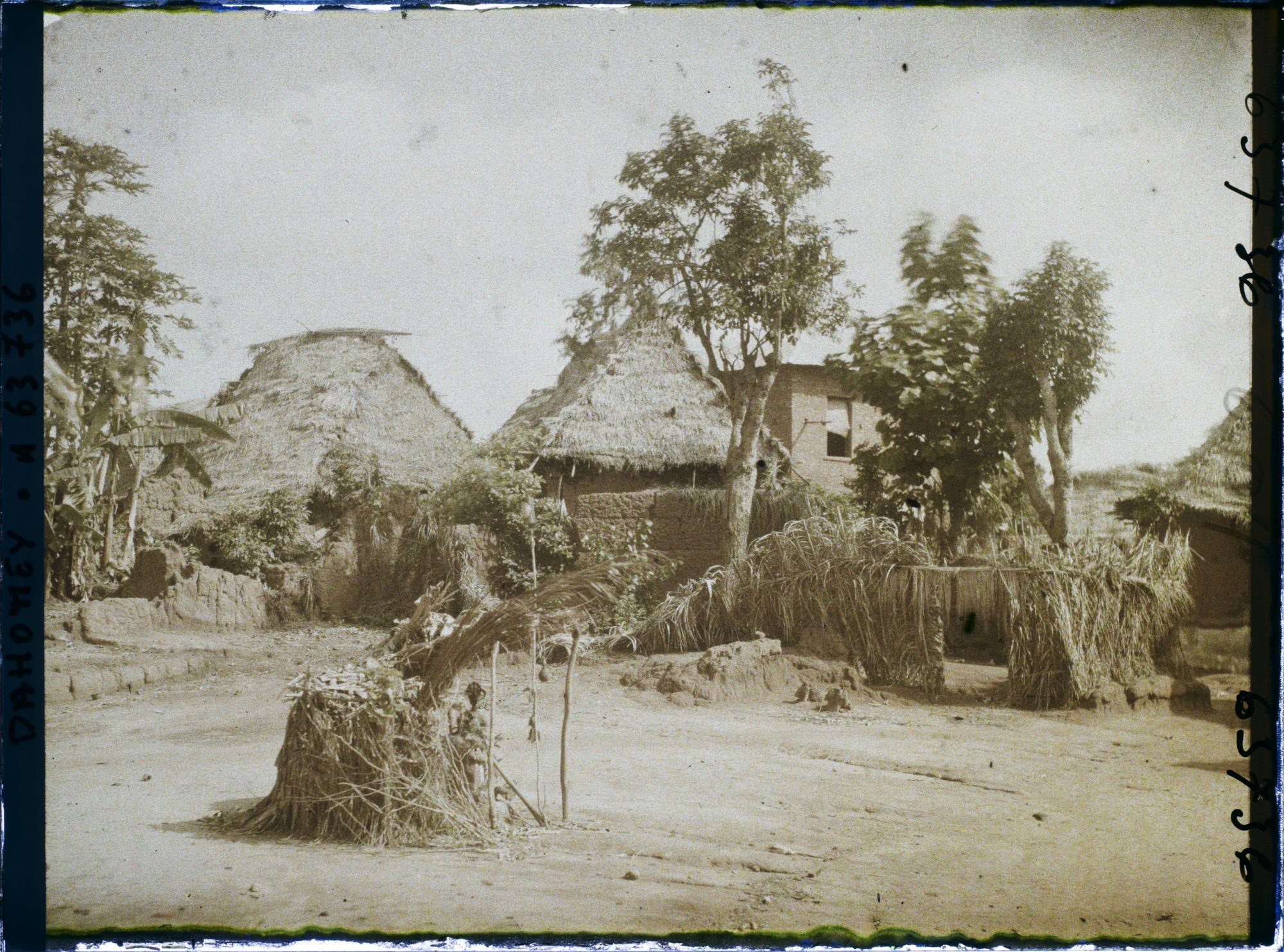 Image représentant Autel de fétiche sur une place de la ville indigène