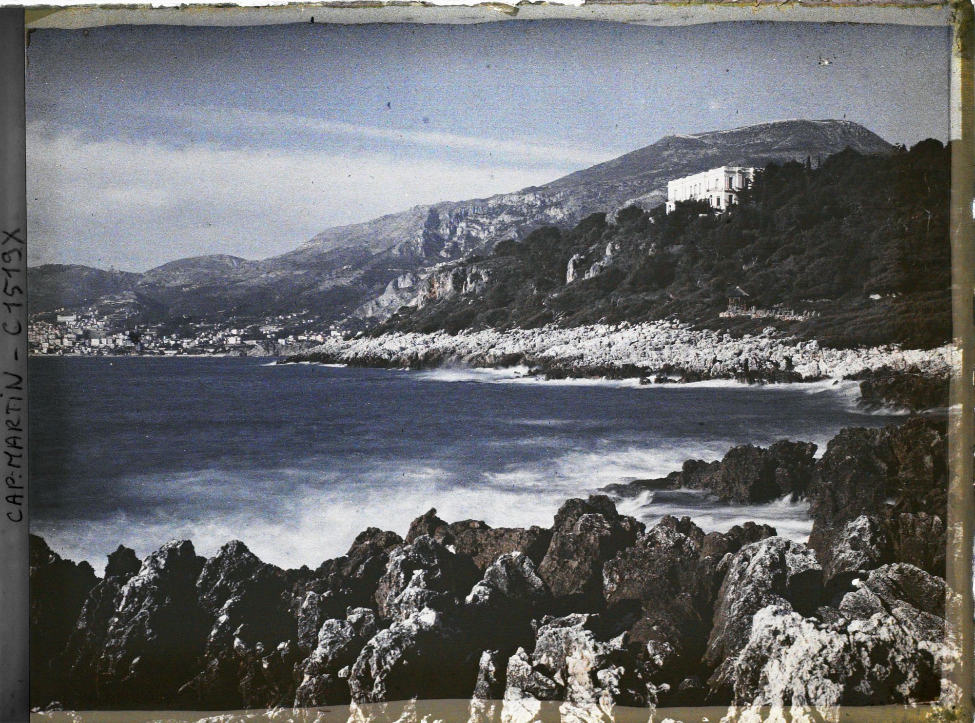 Image représentant La villa Kahn dite villa Zamir, vue des rochers de la pointe du cap et Monte-Carlo à l'arrière-plan