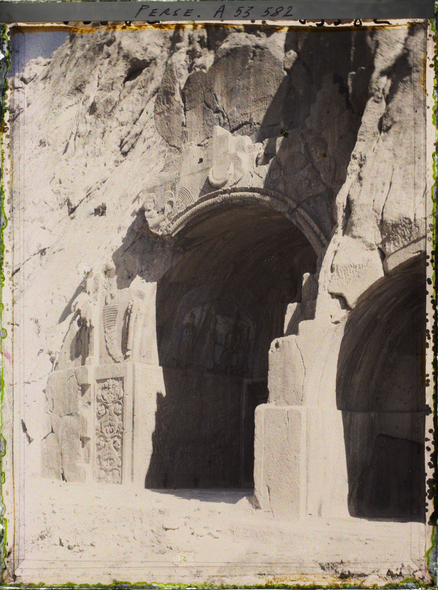 Image représentant La grande grotte, celle de Khosro II