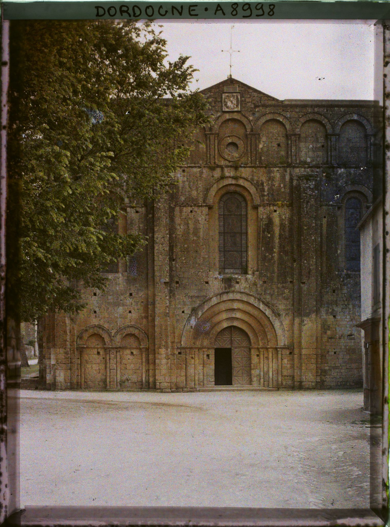 Image représentant France, Cadouin, Façade de l'église abbatiale (12e) commencée en 1118 consacrée en 1154