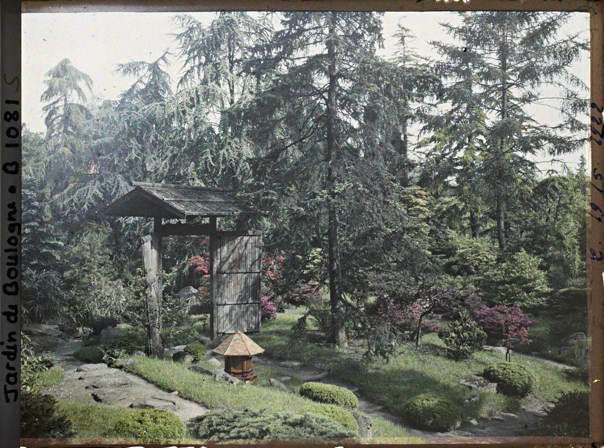 Image représentant Porte du " village japonais " dans le paysage situé en limite du " sanctuaire japonais "