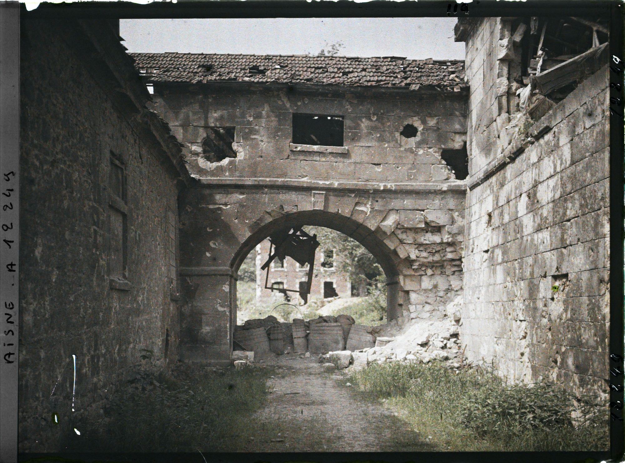 Image représentant A la Verrerie de Vauxrot, barrage de tonneaux installé par l'armée allemande