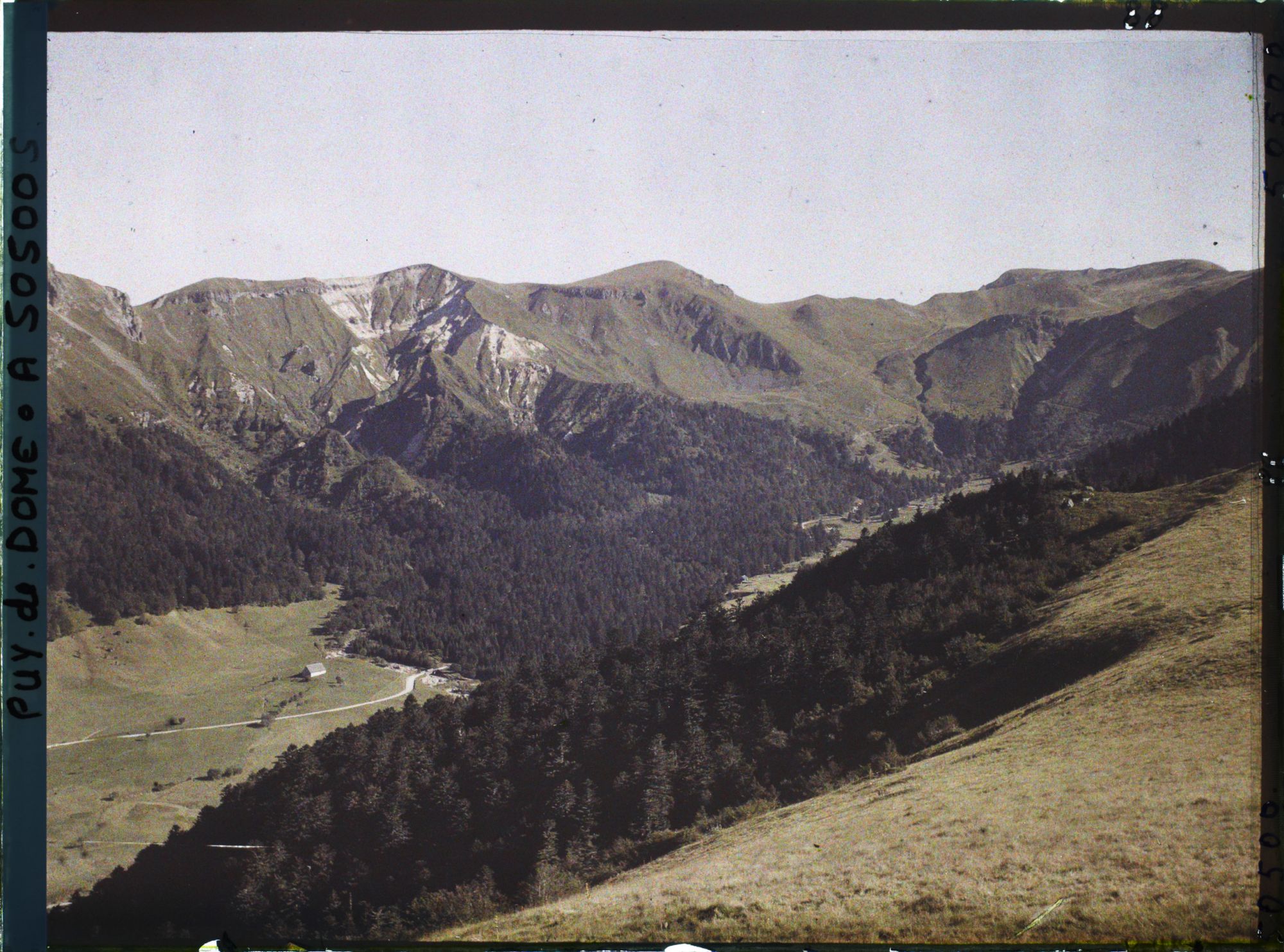 Image représentant France, Mont Dore, Le fond de la Vallée vue prise du Capucin, à dr. le Sancy, au bas, la route du Mont Dore
