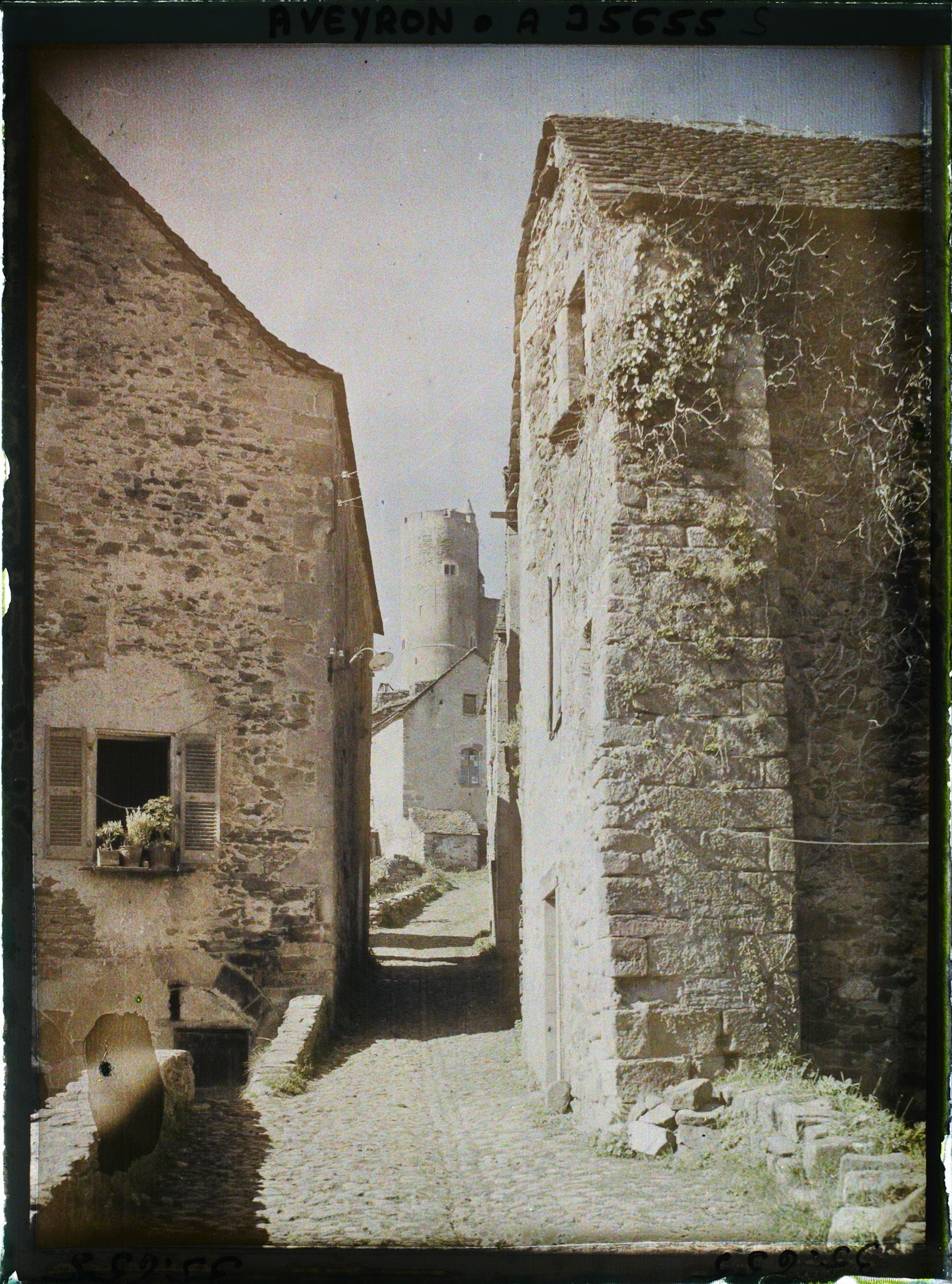Image représentant La rue du château avec vue sur la forteresse