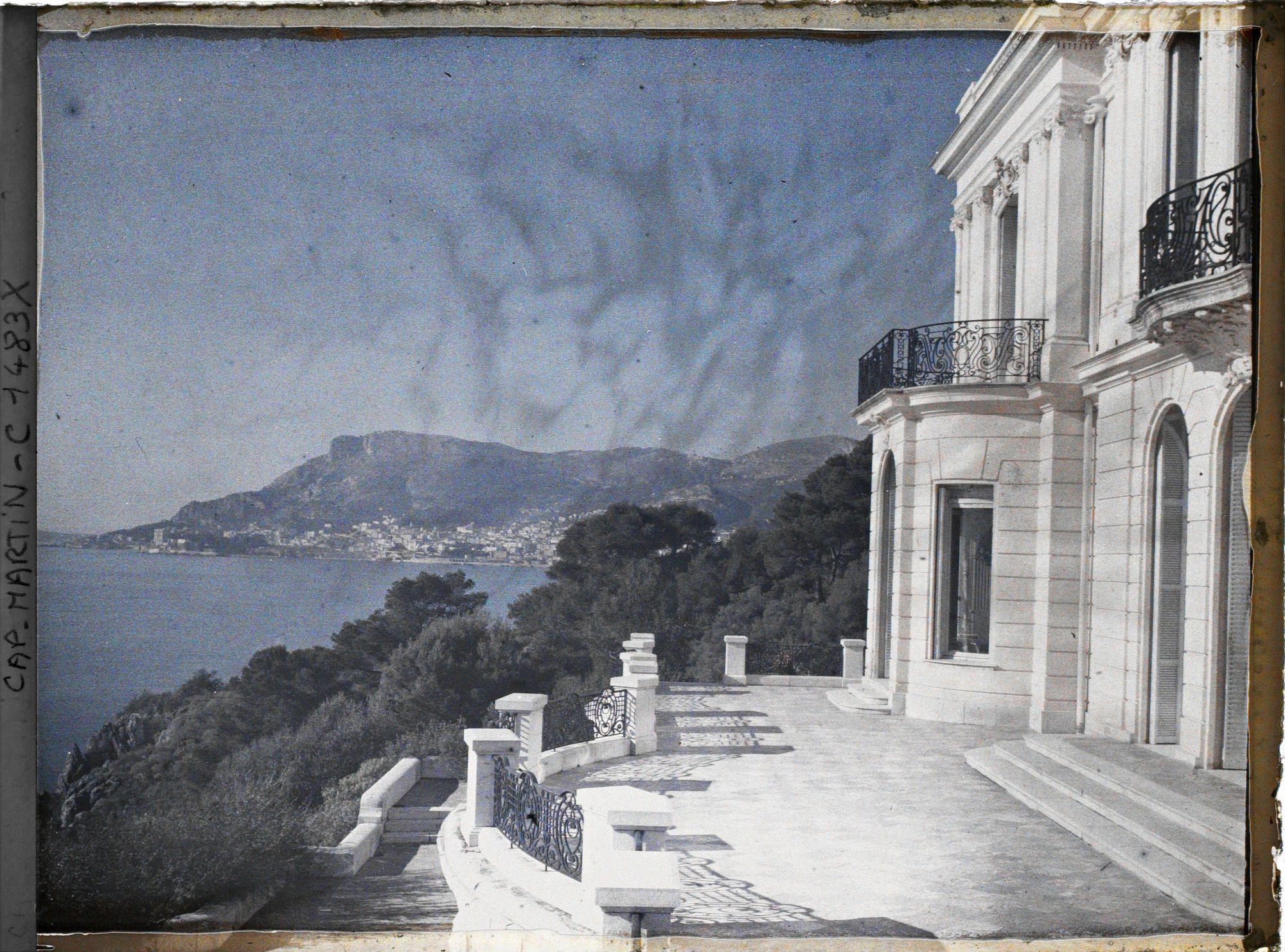Image représentant Les terrasses de la villa Kahn, encore appelée villa Zamir, vues en direction de Monaco