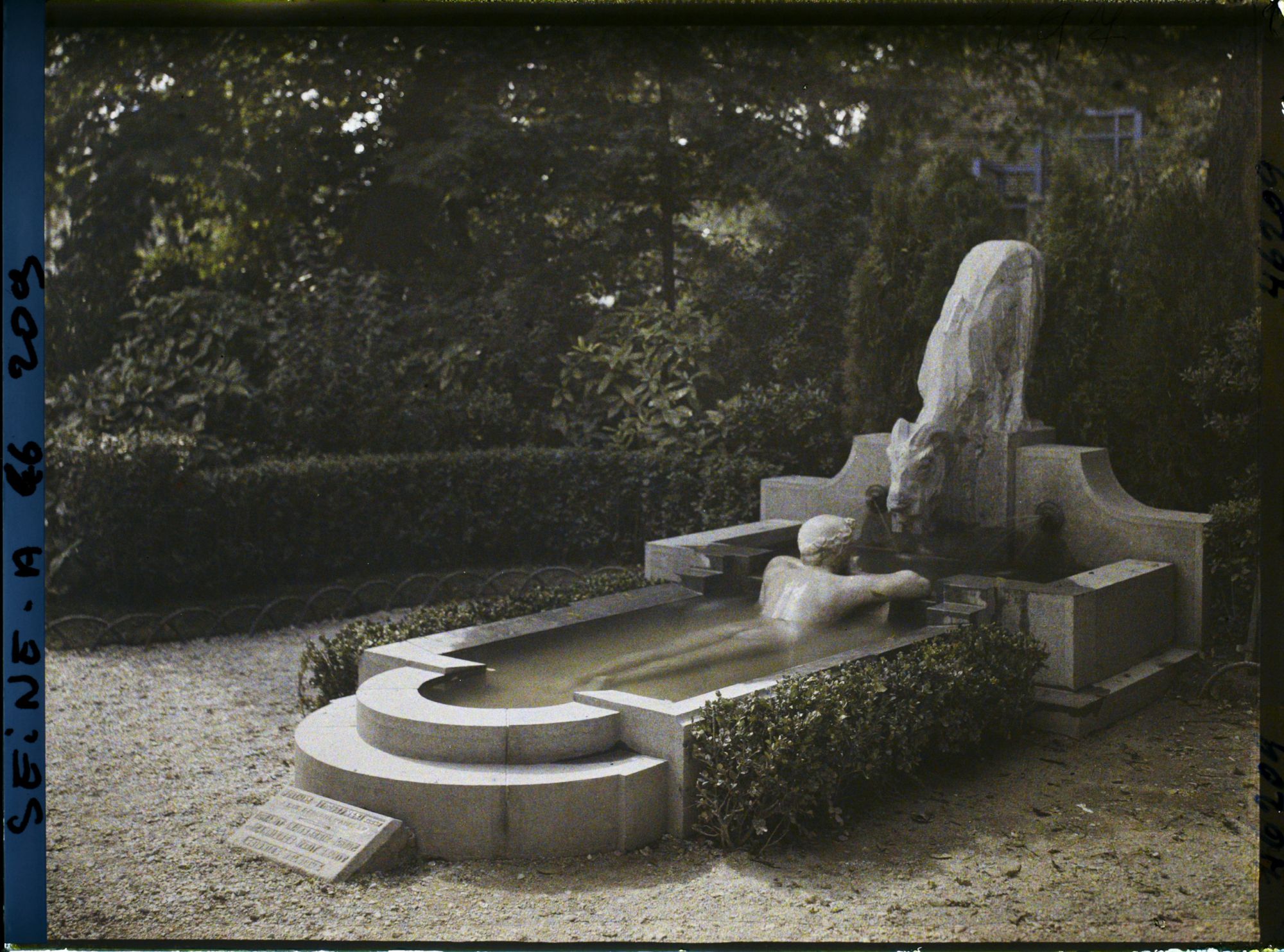 Image représentant L'exposition des arts décoratifs, la fontaine au bouc