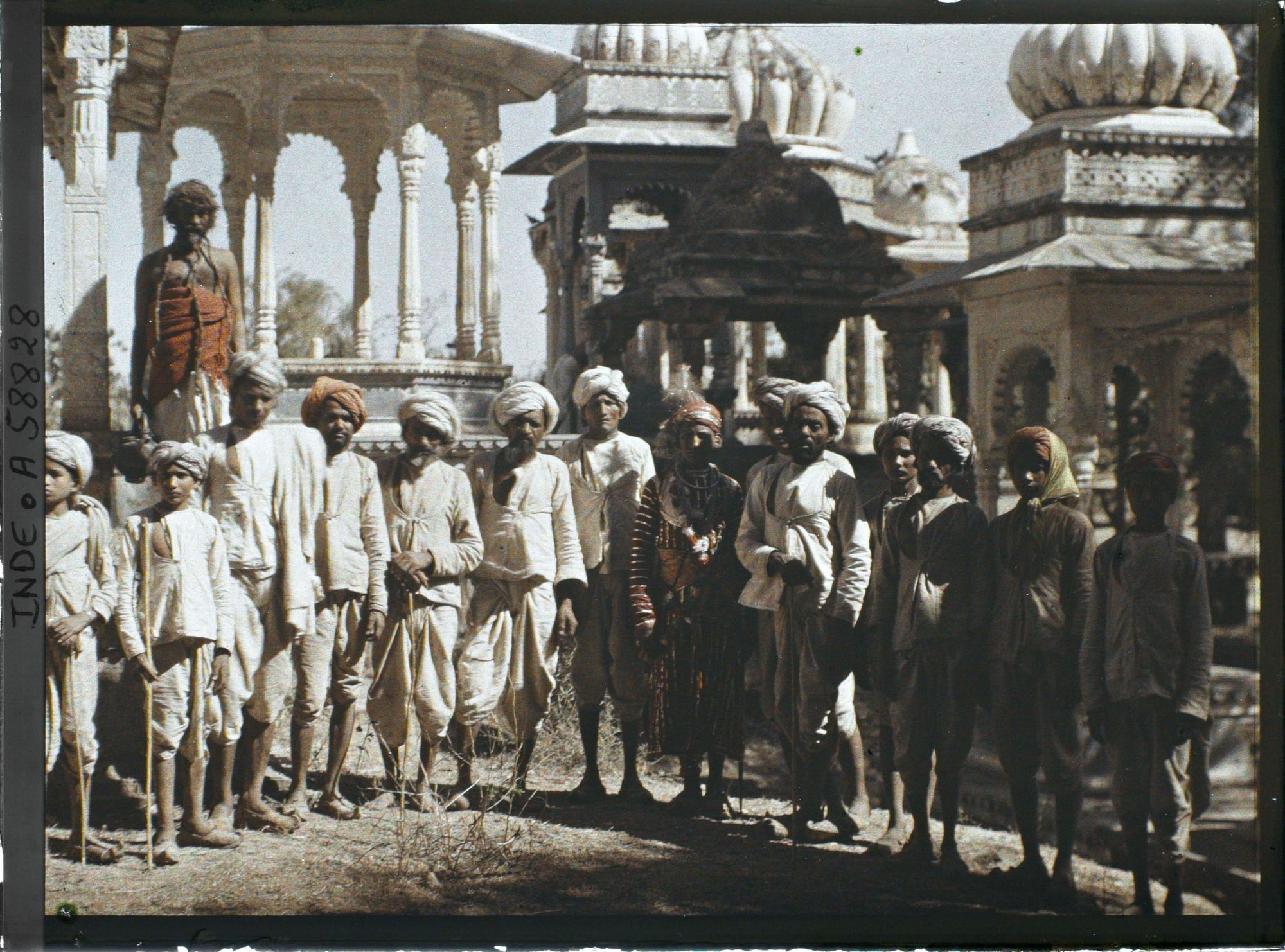 Image représentant Groupe de paysans entourant un rajpoute en costume de marié devant les chatris de la nécropole des Maharanas du Mewar