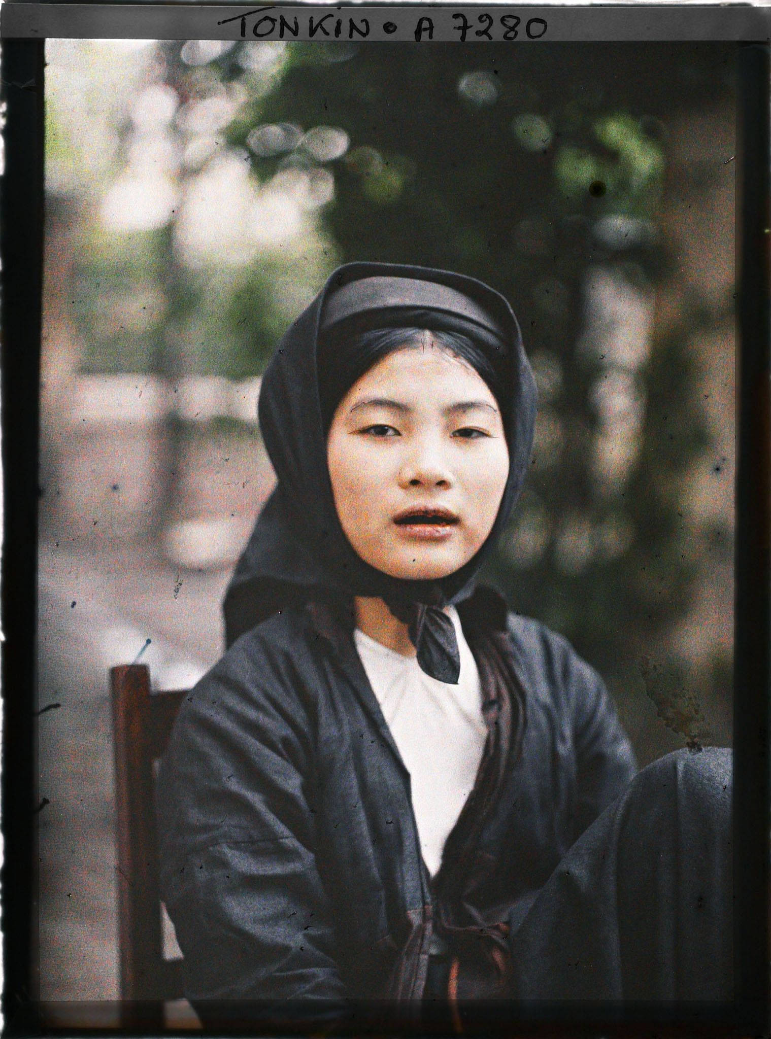 Image représentant Jeune fille de la classe aisée, aux dents laquées de noir