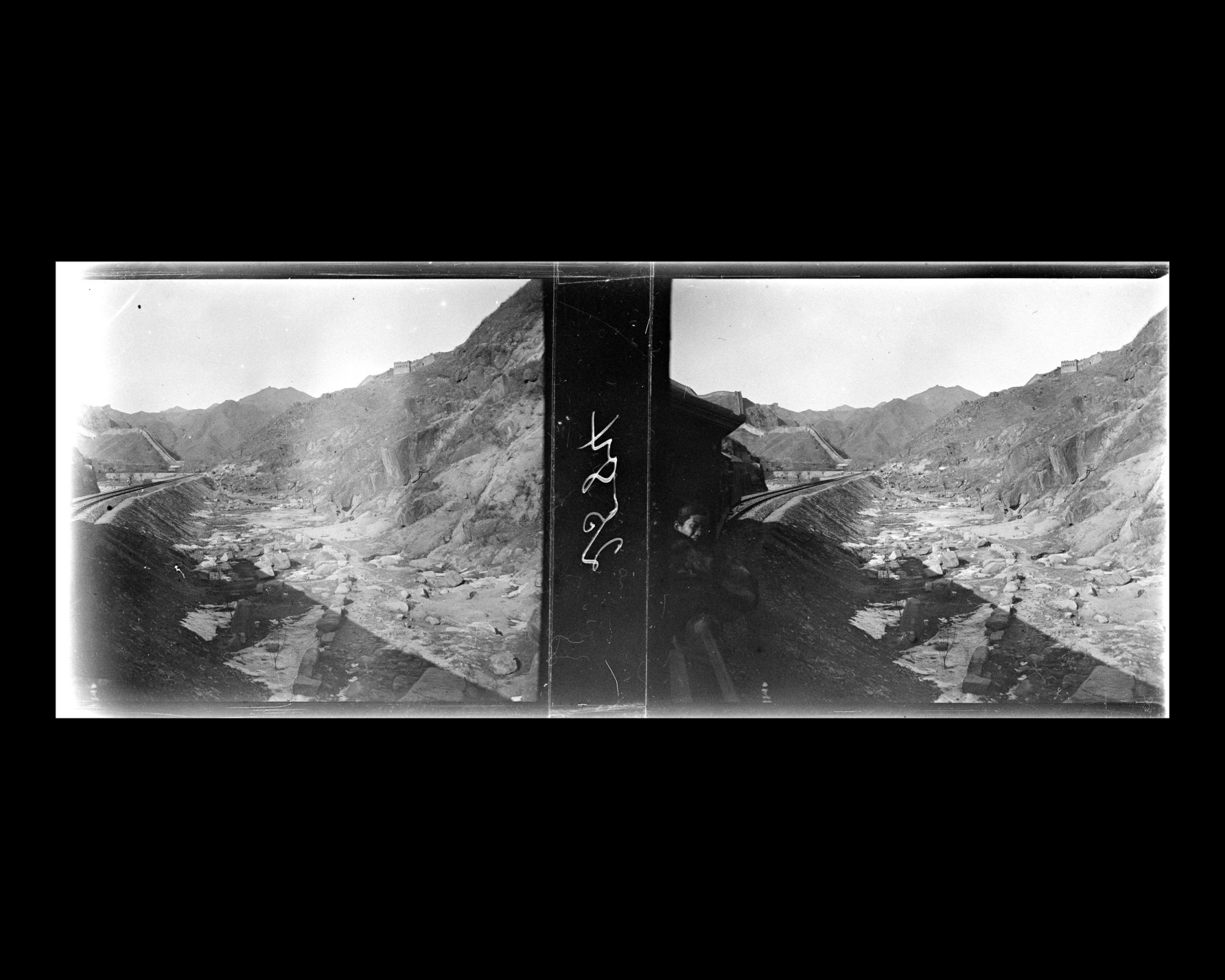 Image représentant La voie ferrée construite dans le lit du torrent et un tronçon de grande Muraille