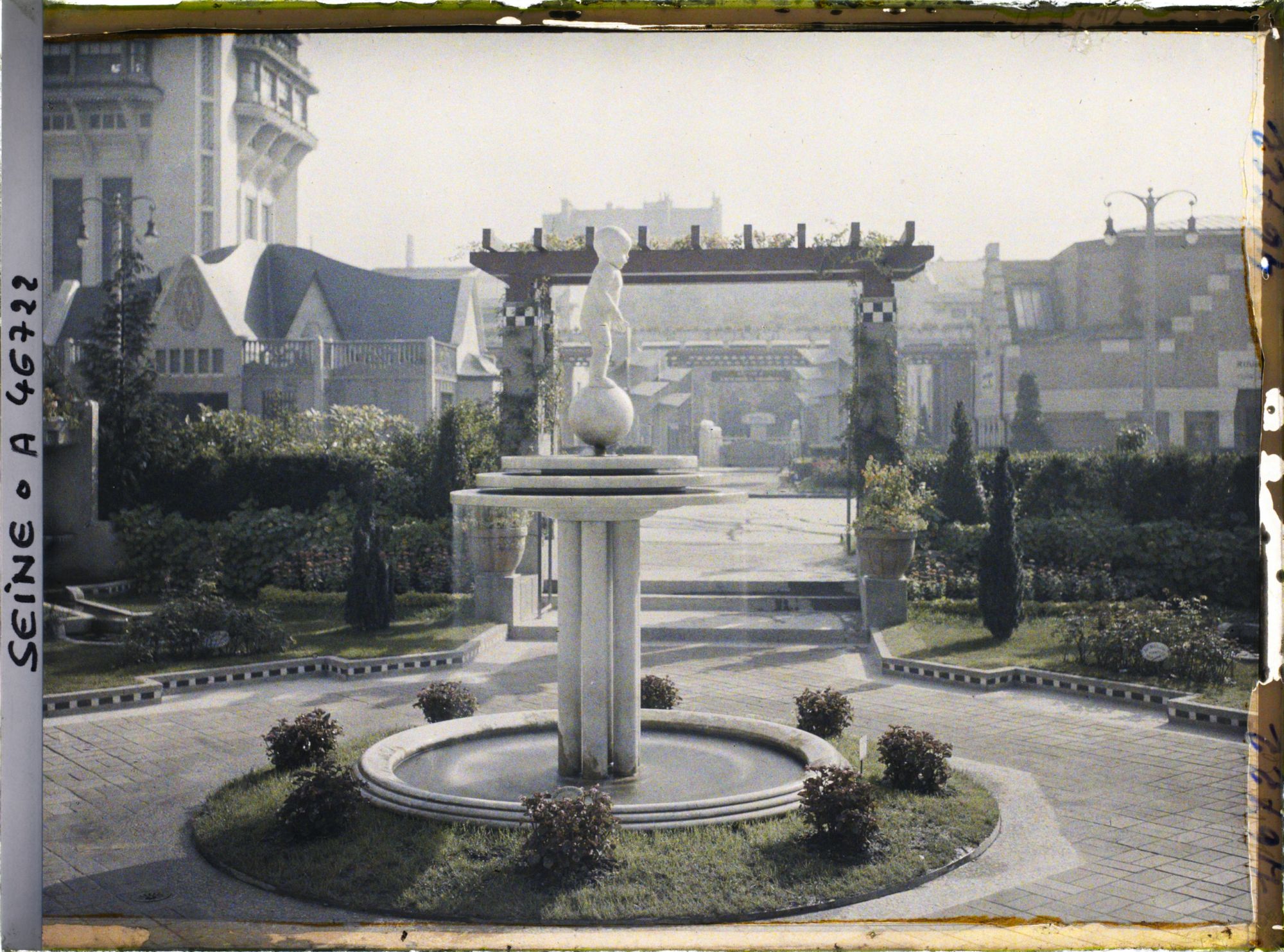 Image représentant L'exposition des arts décoratifs, le jardin du pavillon Ruhlmann, de Vacherot et Riousse