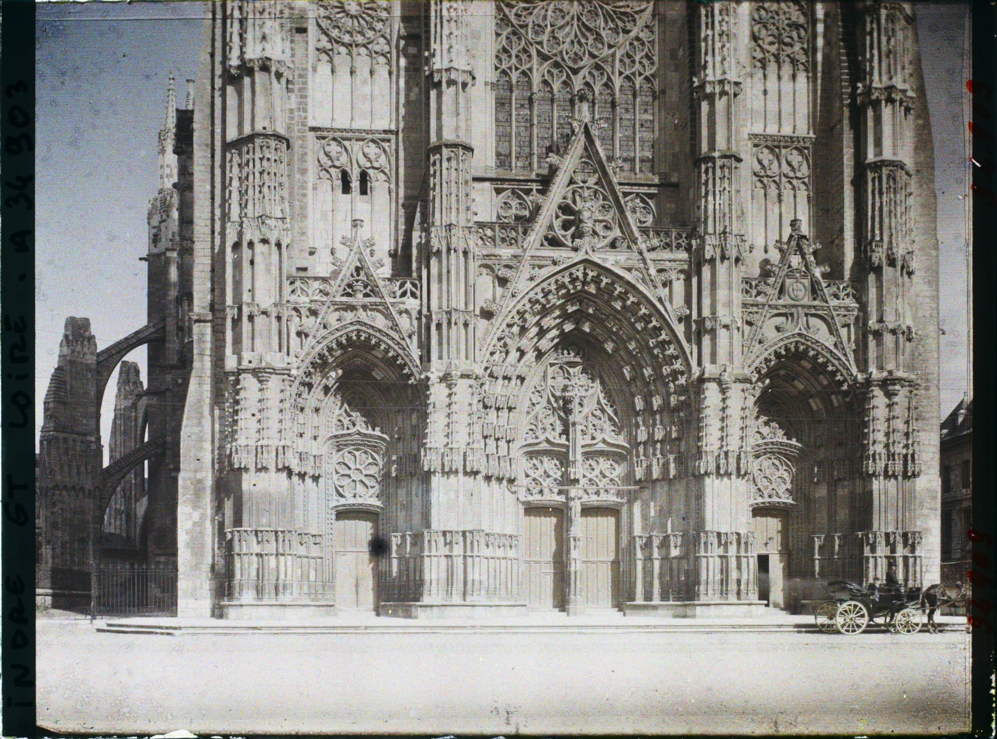 Image représentant La façade de la cathédrale, vue depuis la place