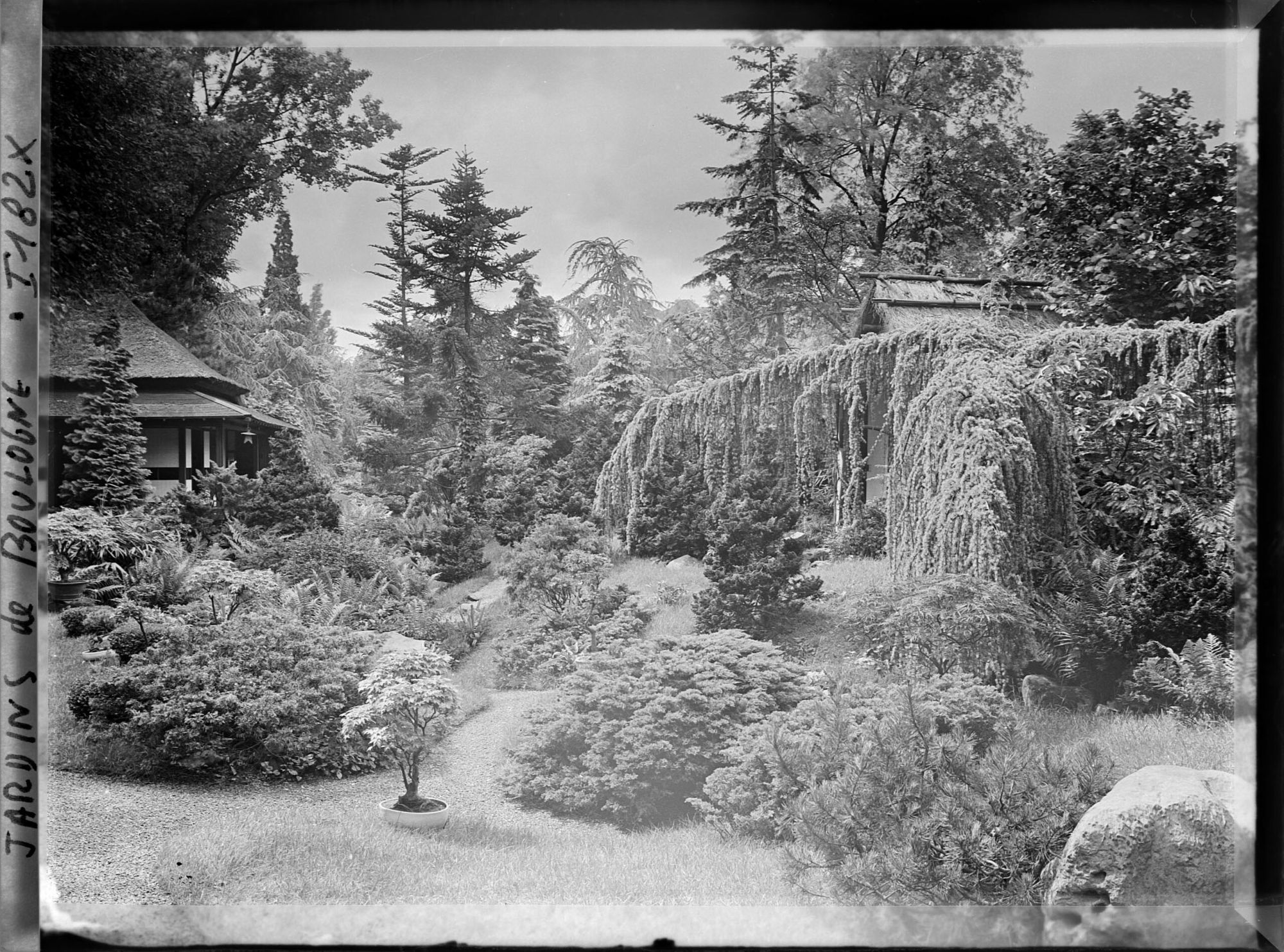 Image représentant Coeur verdoyant du " village japonais " entre les maisons et le pavillon de thé