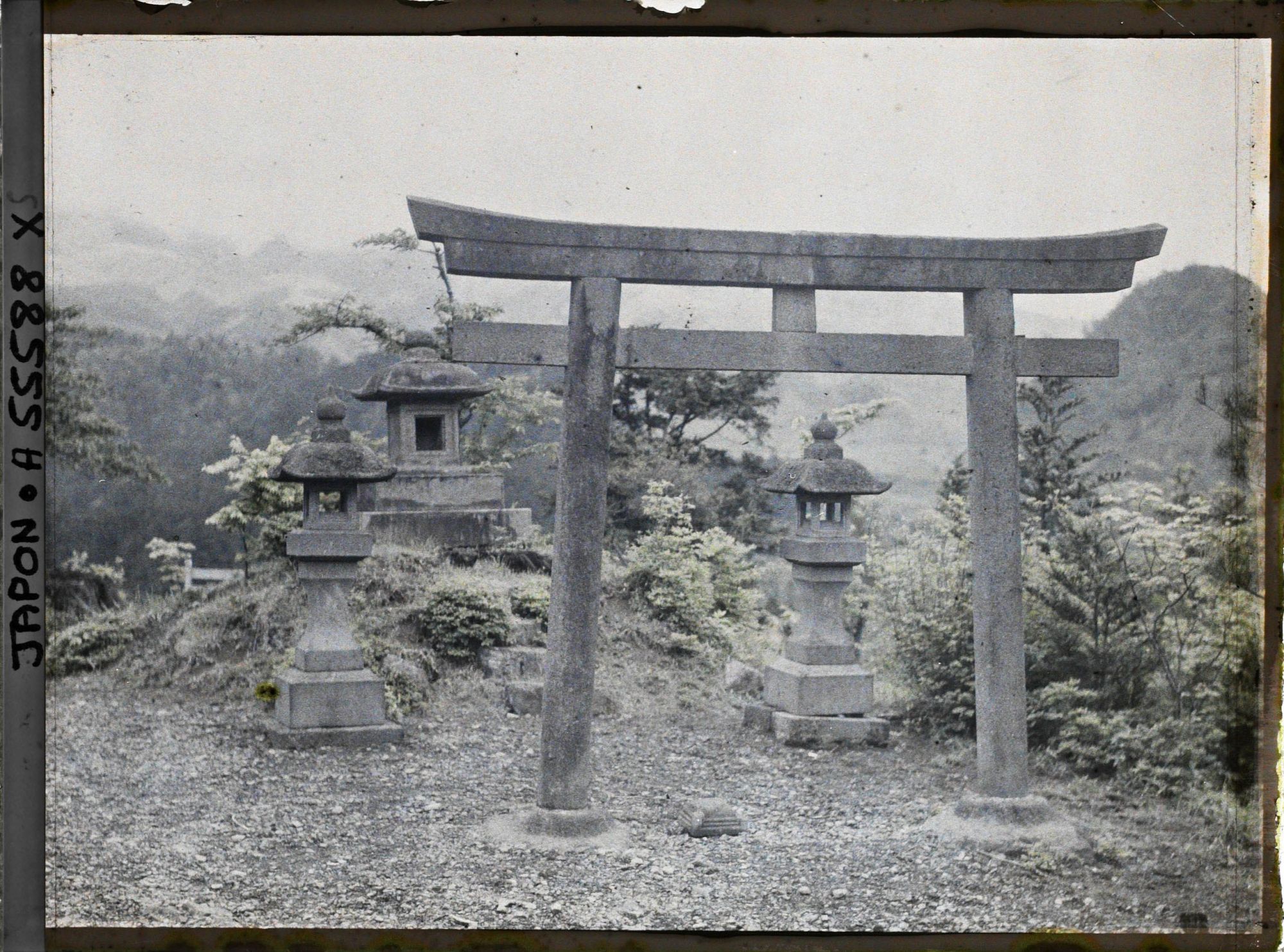 Image représentant Torii et lanternes de pierre dans la montagne