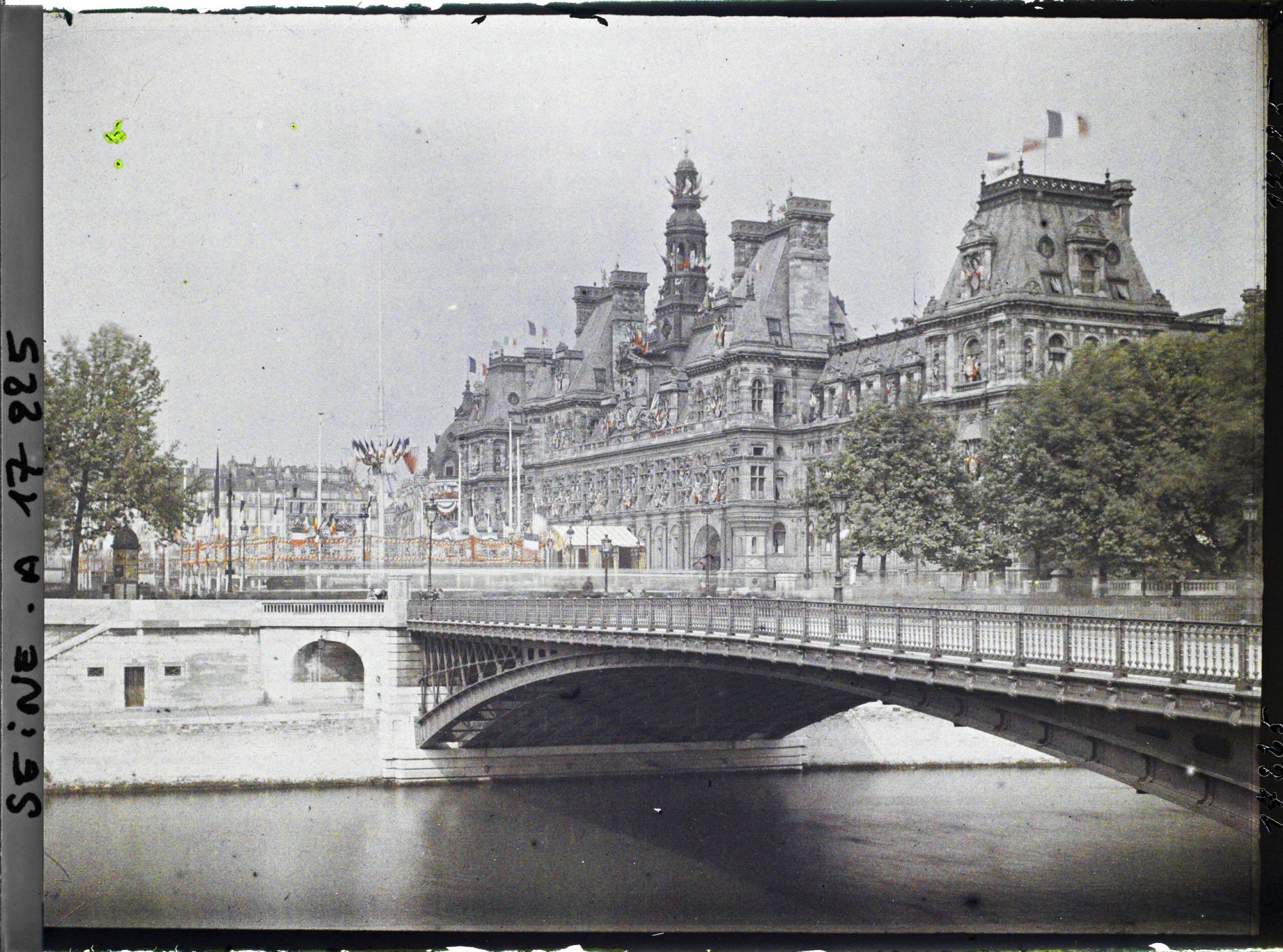 Image représentant L'Hôtel de Ville et le pont d'Arcole décorés pour les fêtes de la Victoire des 13 et 14 juillet 1919