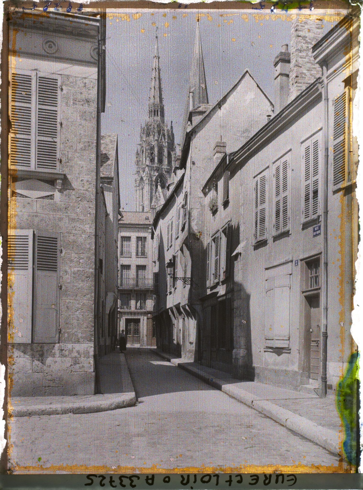Image représentant La cathédrale vue depuis le 2 de la rue Saint-Martin
