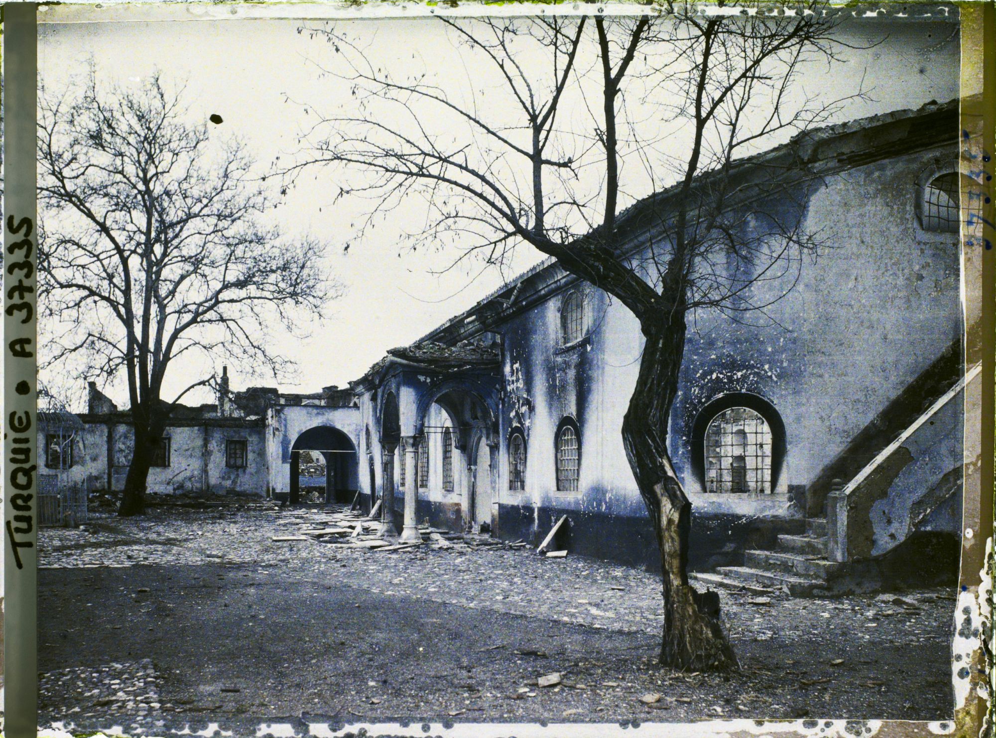 Image représentant L'église grecque incendiée. En saillie, le porche sud