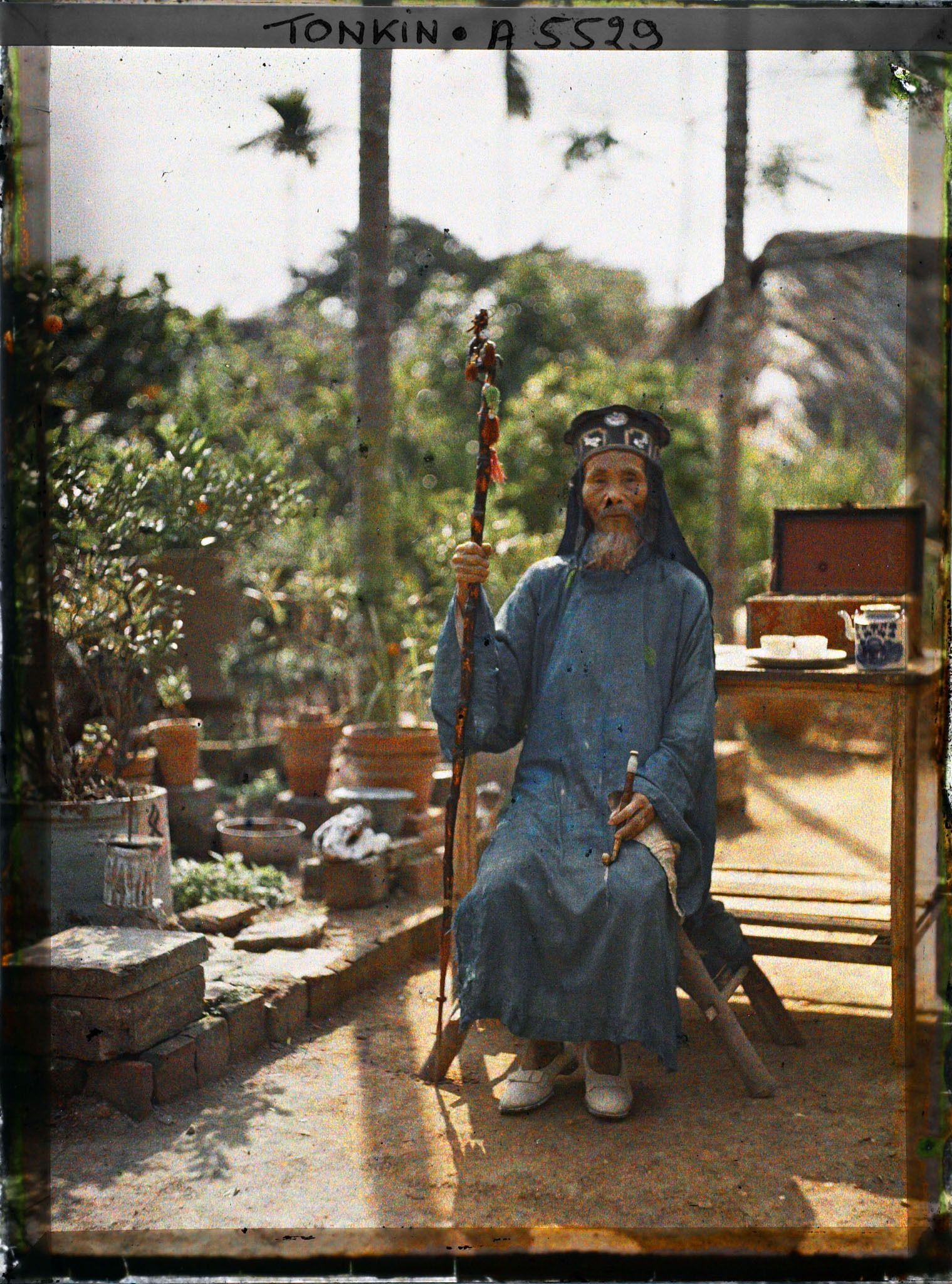 Image représentant Un notable de village en tenue de cérémonie