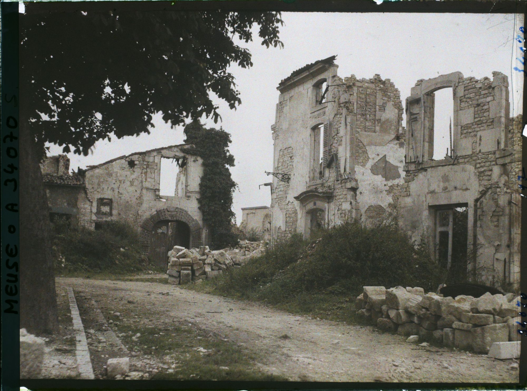 Image représentant France, Verdun, Un coin de la place du Maréchal Pétain