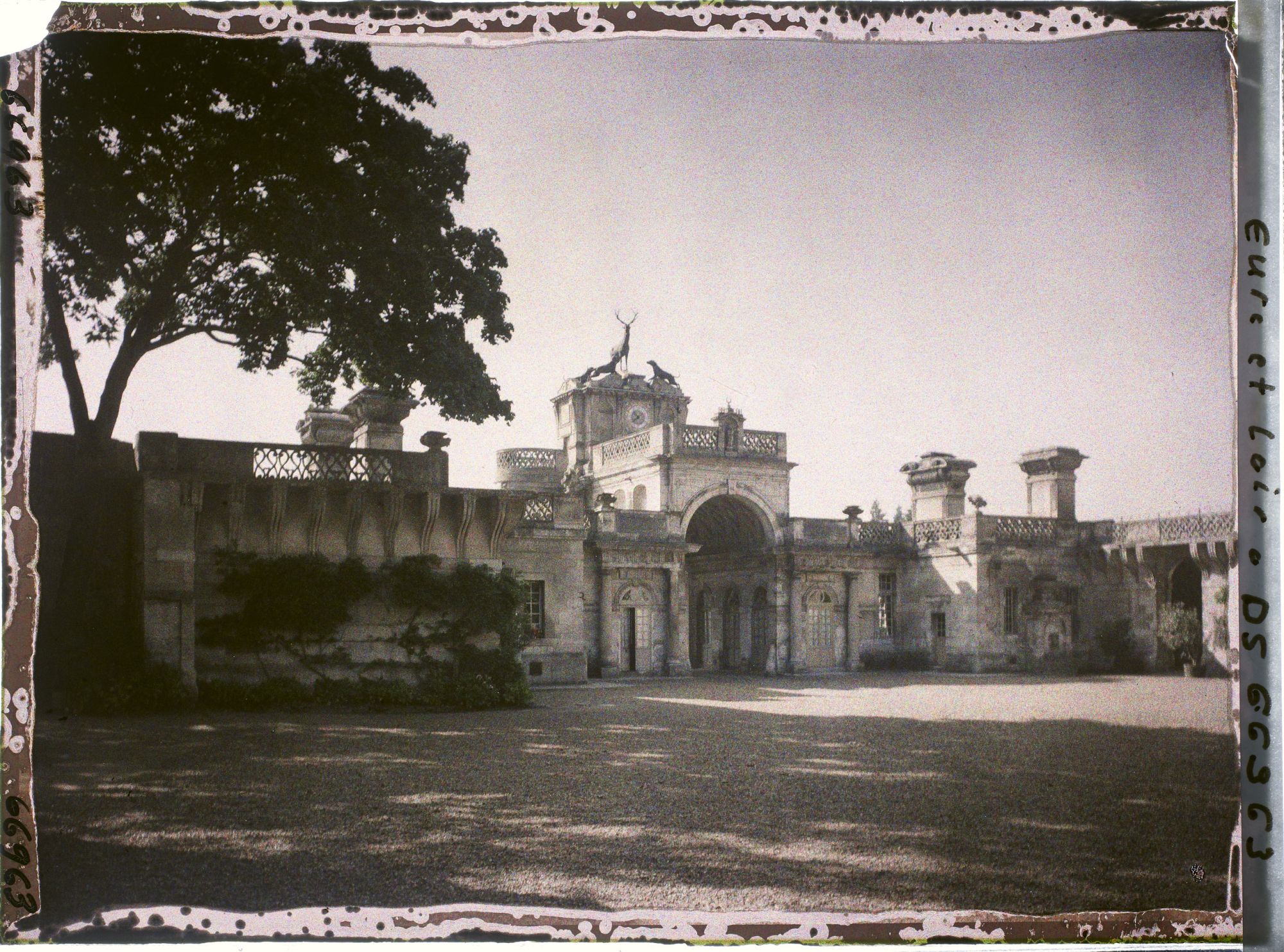 Image représentant Le pavillon d'entrée et la cour d'honneur du château