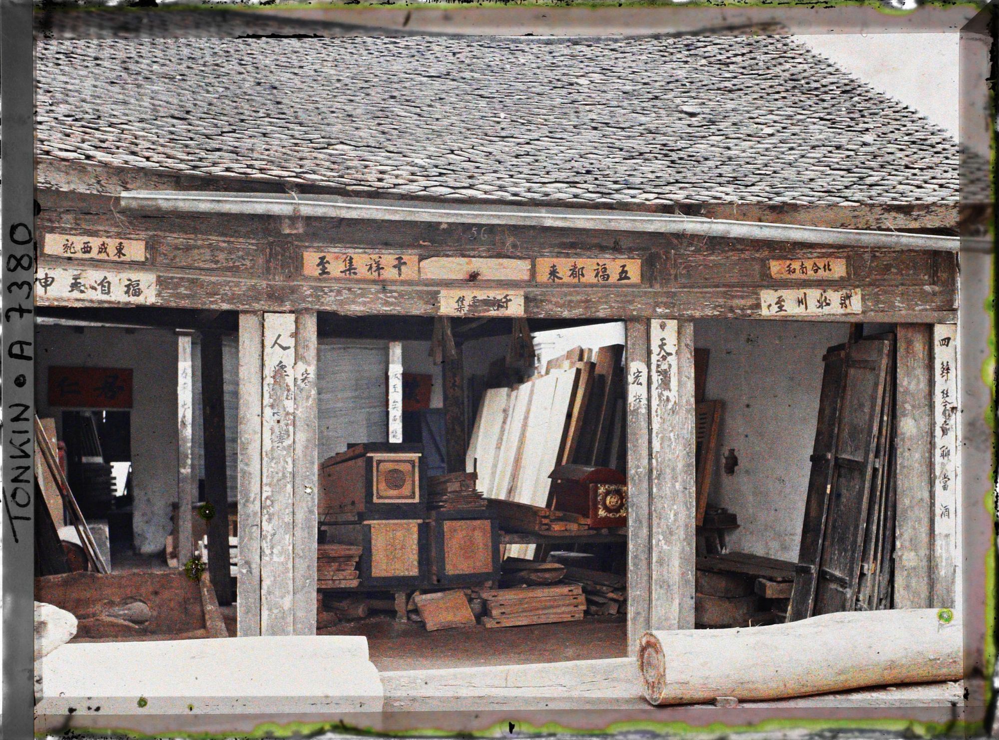 Image représentant Une boutique de cercueils, dans la " rue des Cercueils "