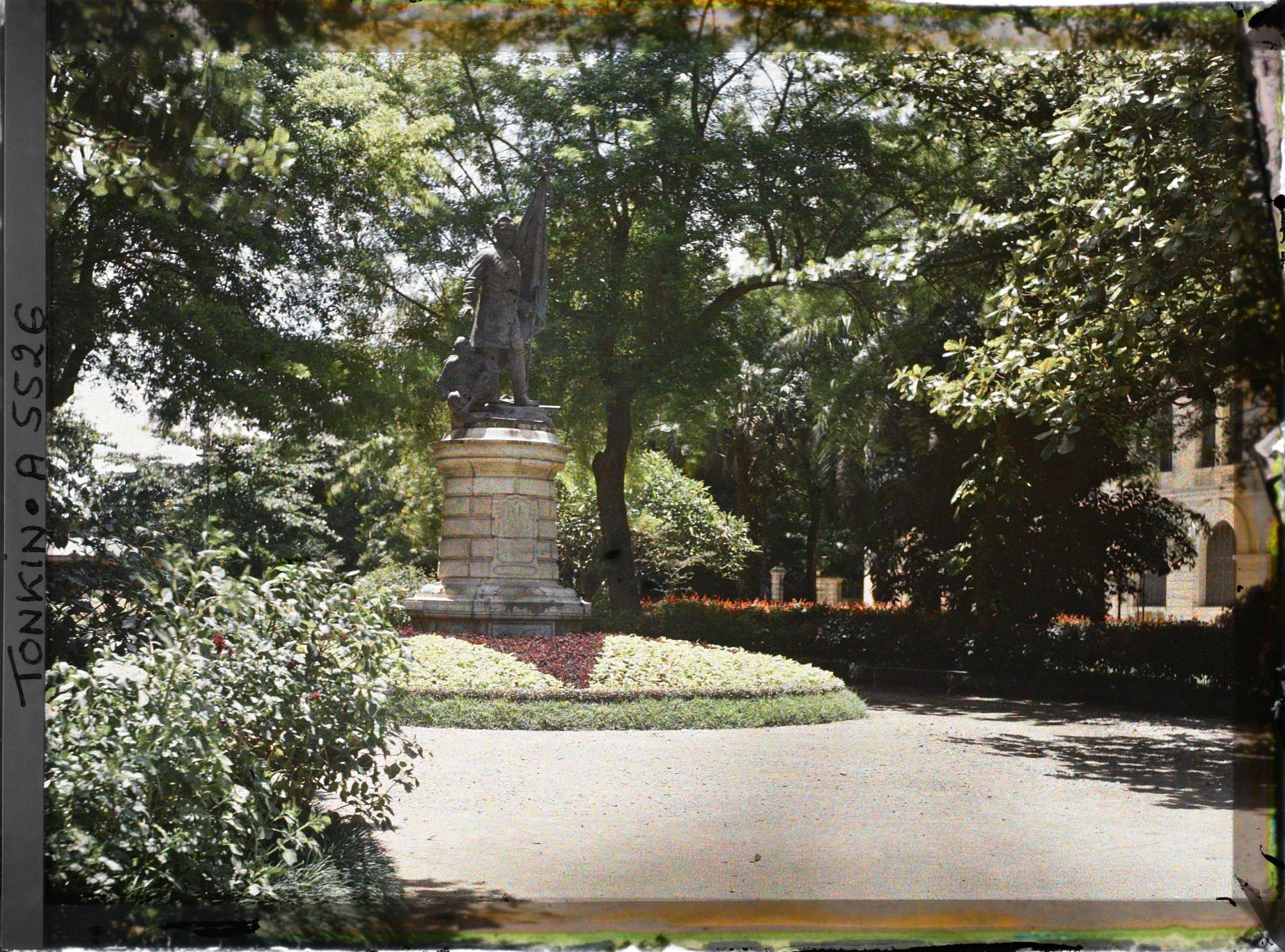 Image représentant Quartier de la concession, la statue de Paul Bert dans le square du même nom
