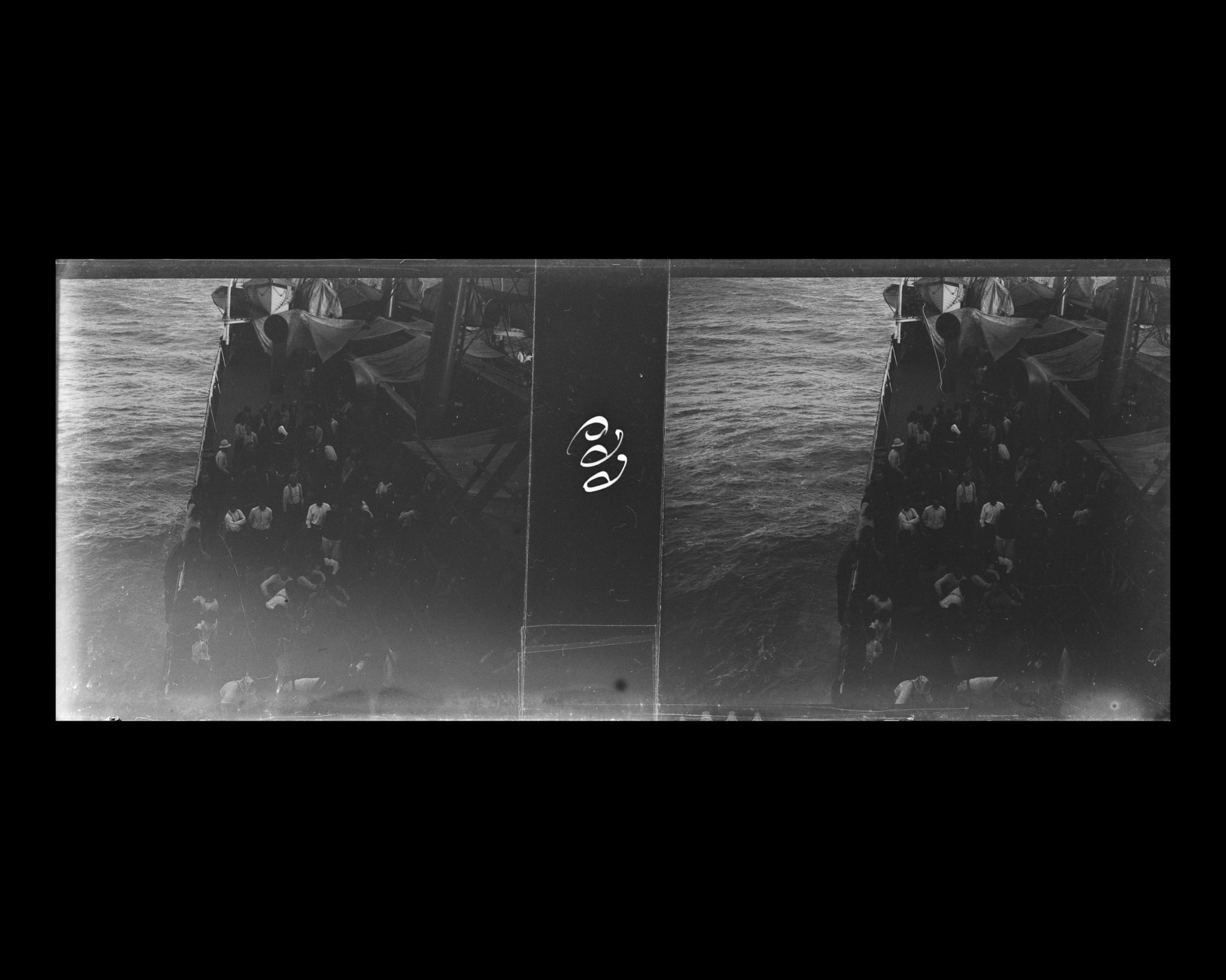 Image représentant Passagers ou membres d'équipage sur le pont à l'arrière du navire